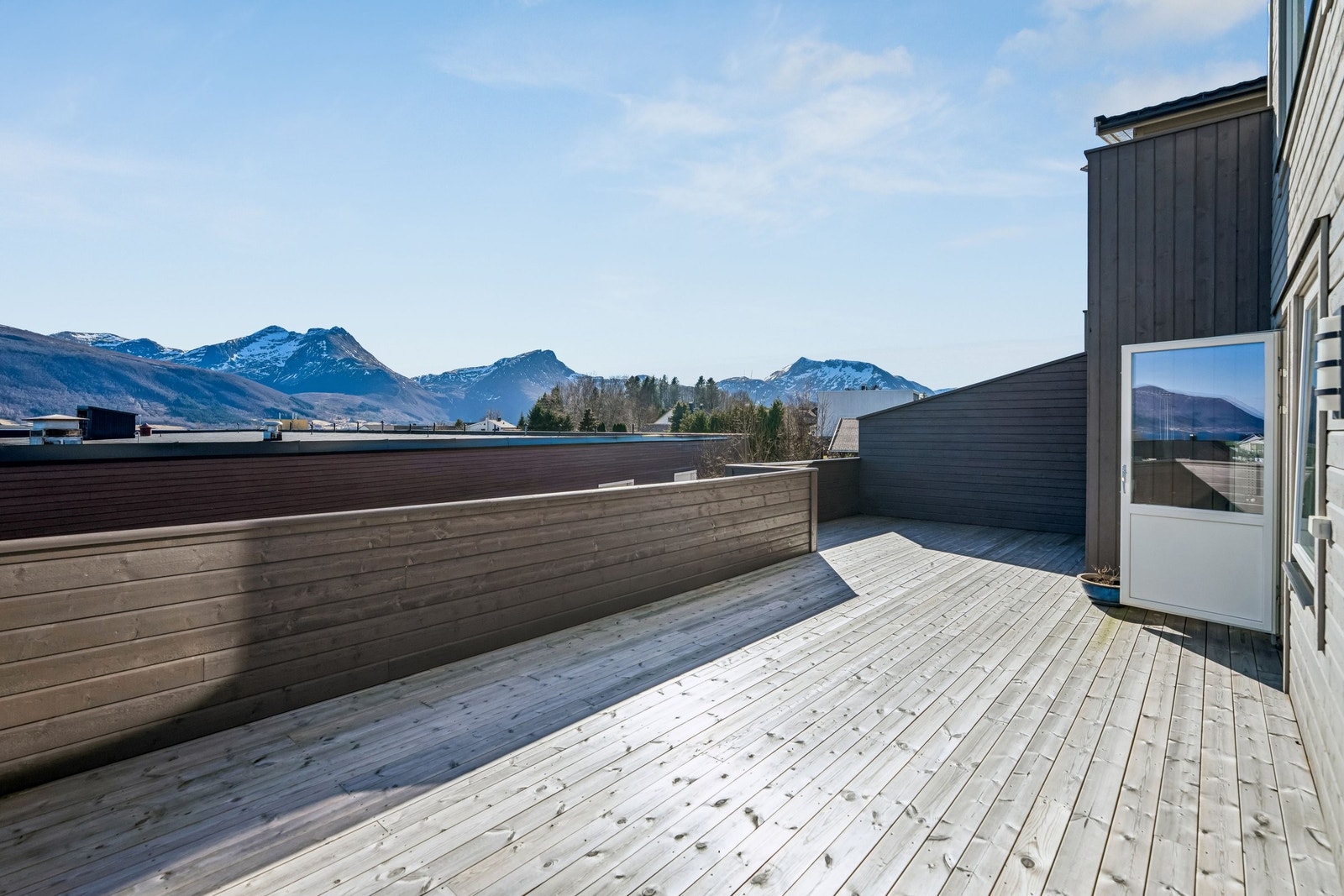Sola kan også nyttes fra en stor terrasse. Galleribilde