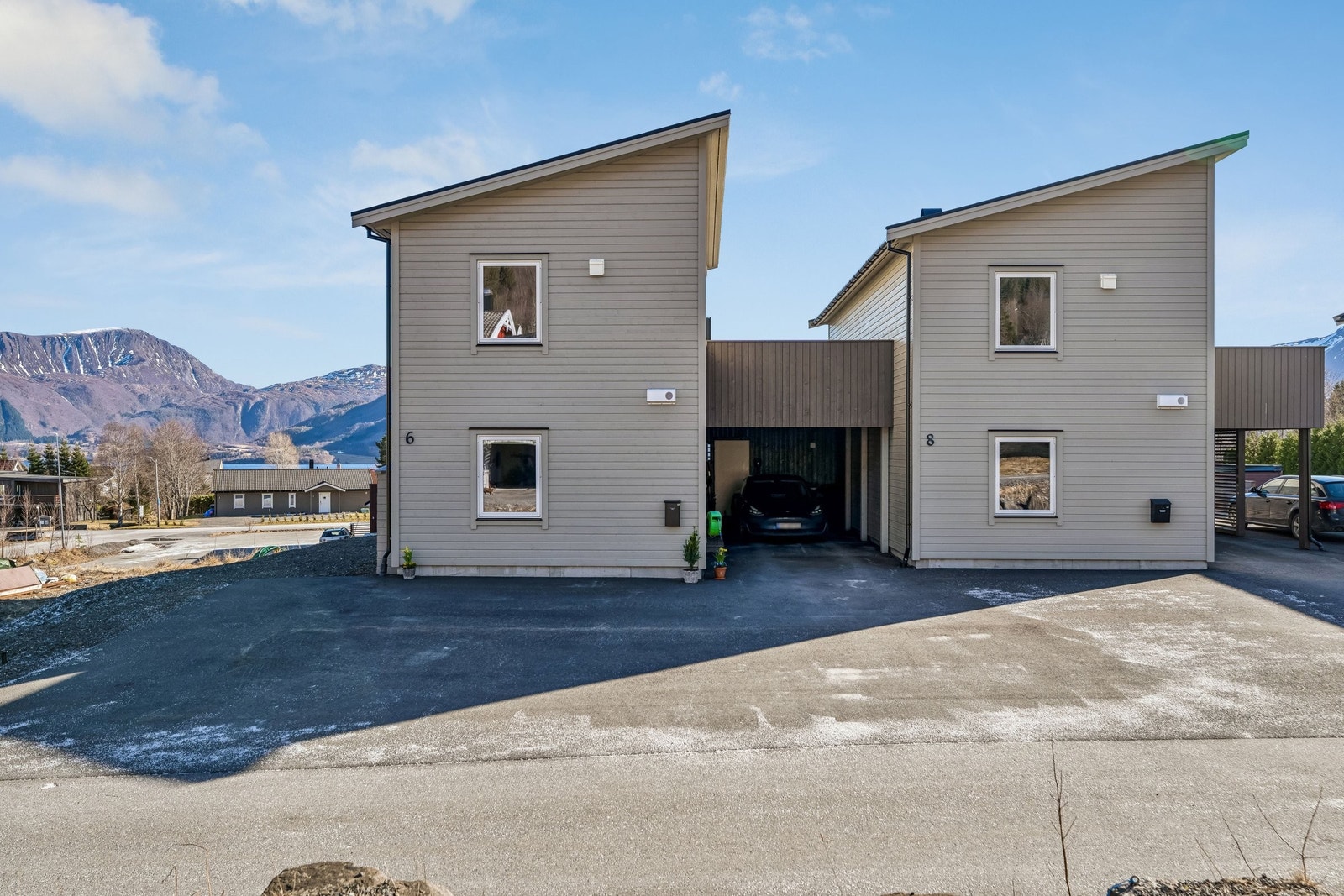 Seterlivegen 6 til venstre i bildet, husene blir adskilt av en carport og sportsbod. Galleribilde