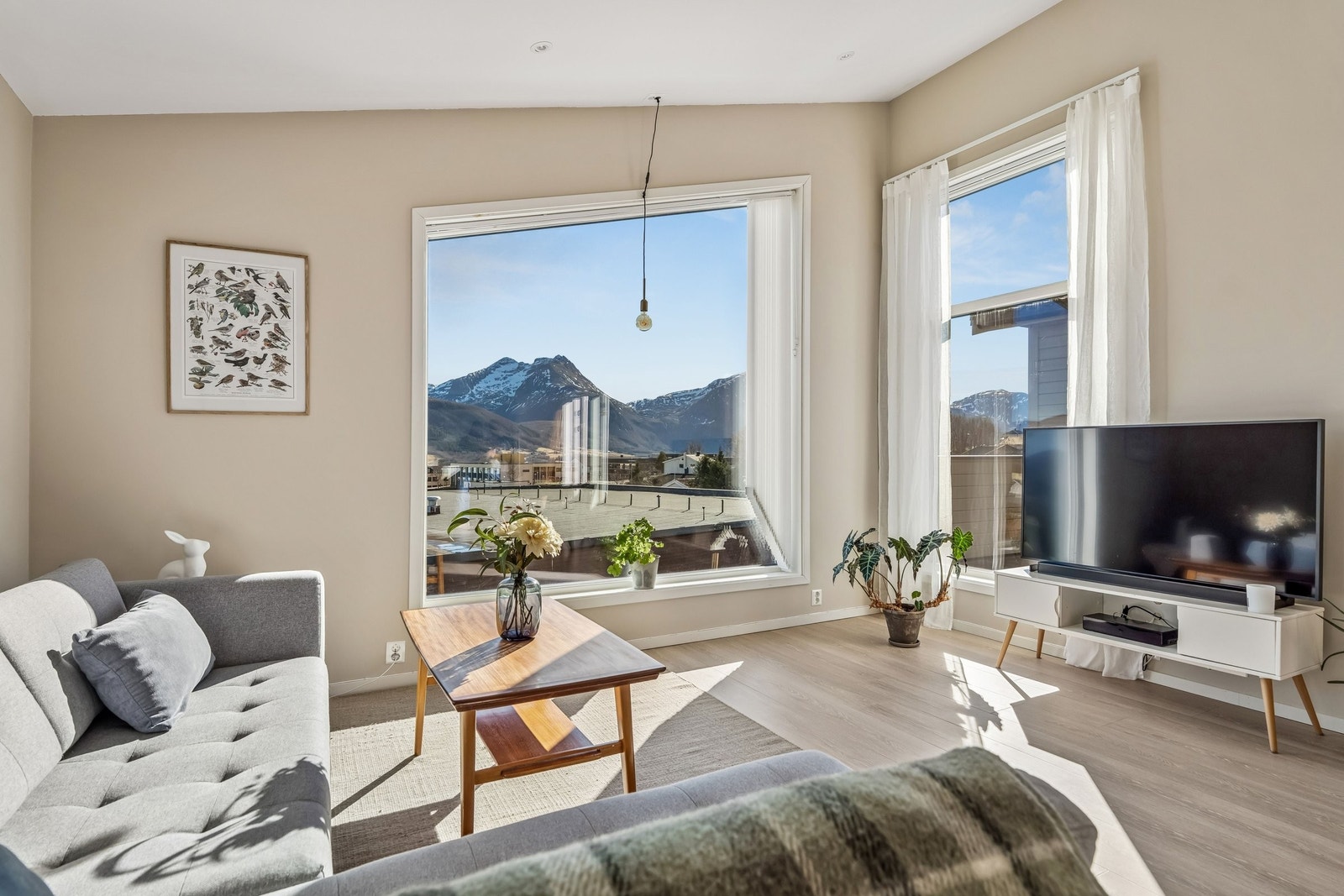 Velkommen til Seterlivegen 6, en moderne bolig med sentral beliggenhet på Eide. Galleribilde