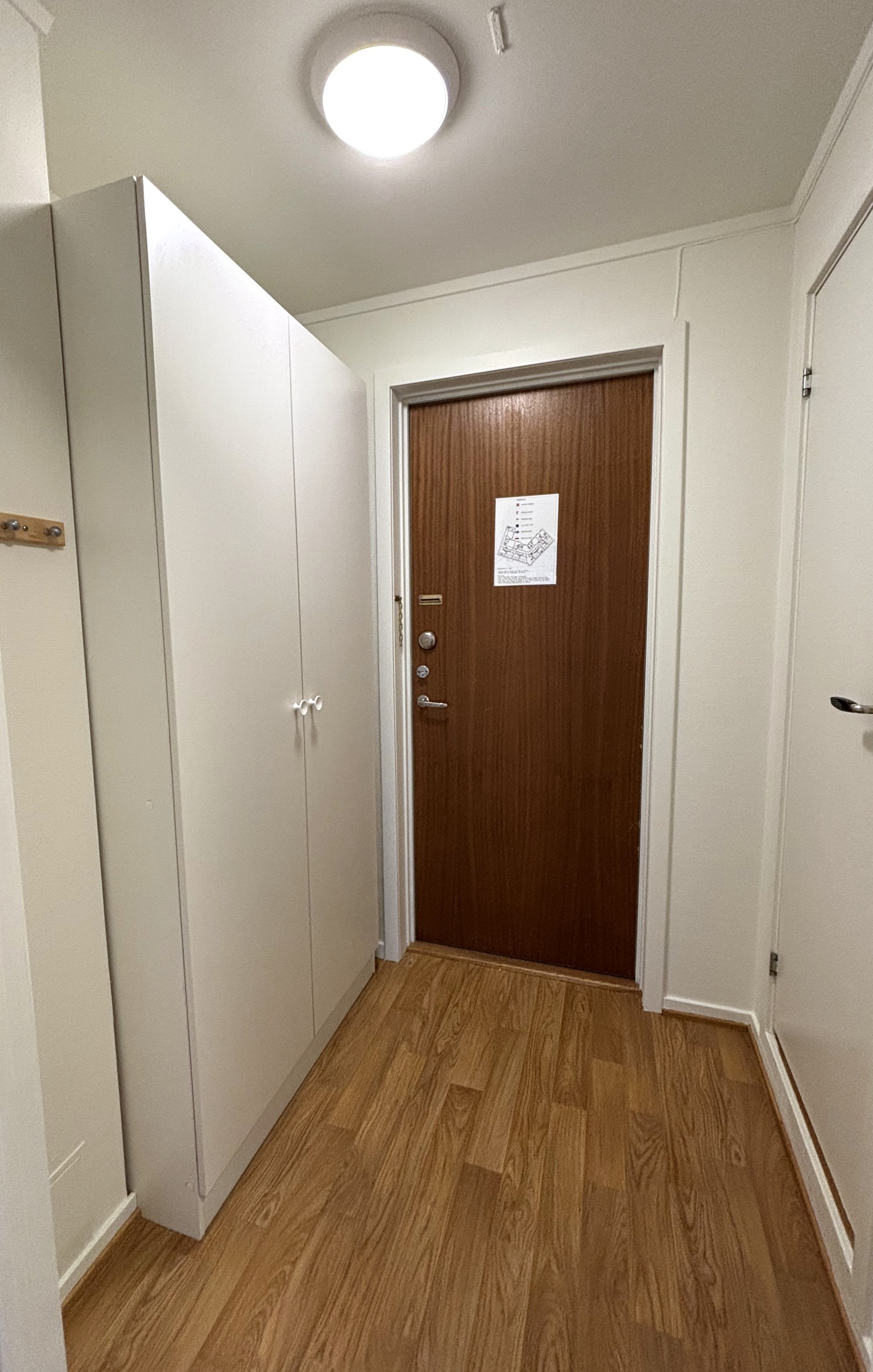 Entrè med garderobeskap Galleribilde