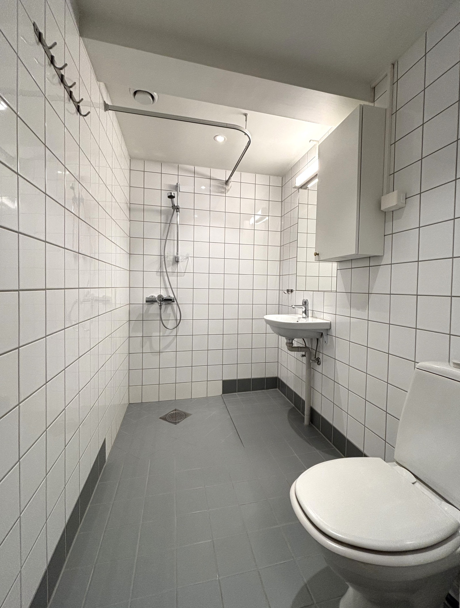 Flislagt bad med dusj og varmekabler. Galleribilde