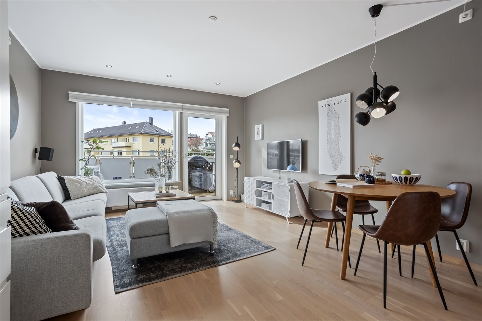 Fra gangen kommer du til en moderne stue, med plass til spisebord og sittegruppe. Galleribilde