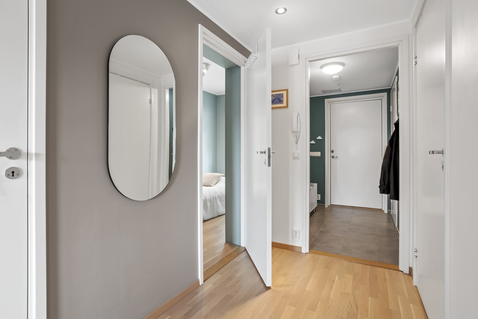 Det er fliser med varmekabler i gulv og downlights i himlingen - noe som gir et moderne og godt førsteinntrykk. Galleribilde