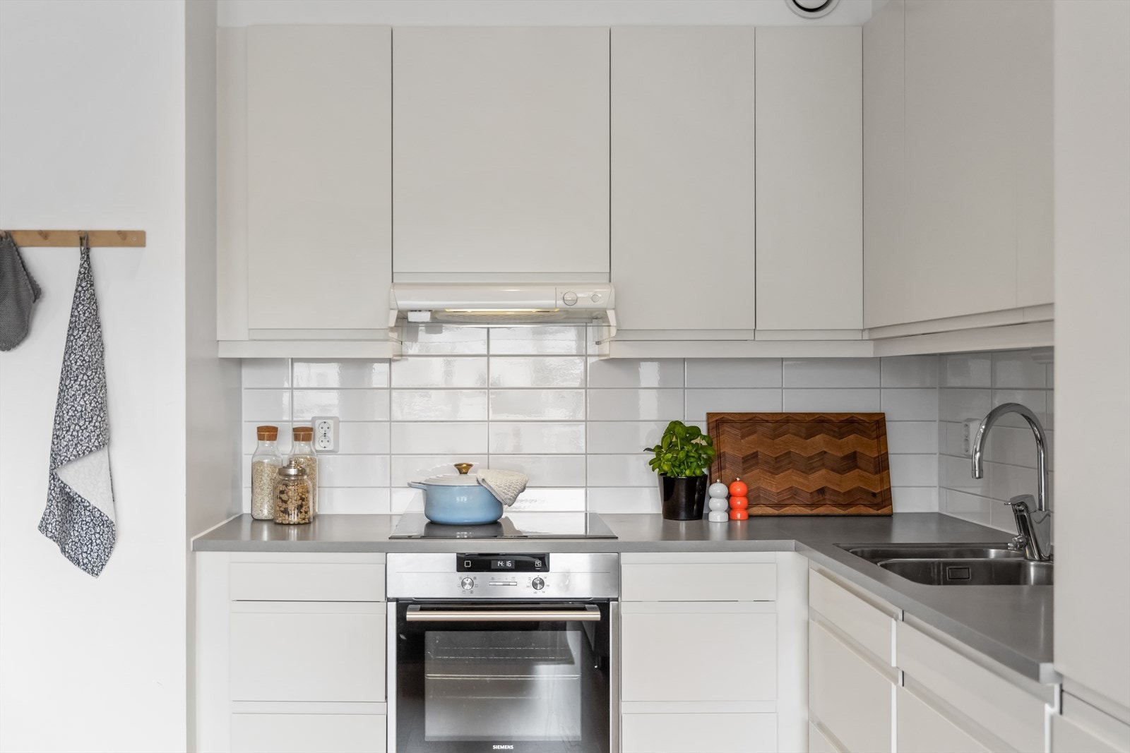 Det er keramiske fliser over benkeplaten, noe som gir en slitesterk og funksjonell overflate. Galleribilde