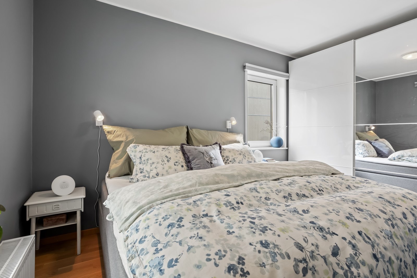 Her er det god plass til dobbeltseng, nattbord og garderobeskap. Galleribilde