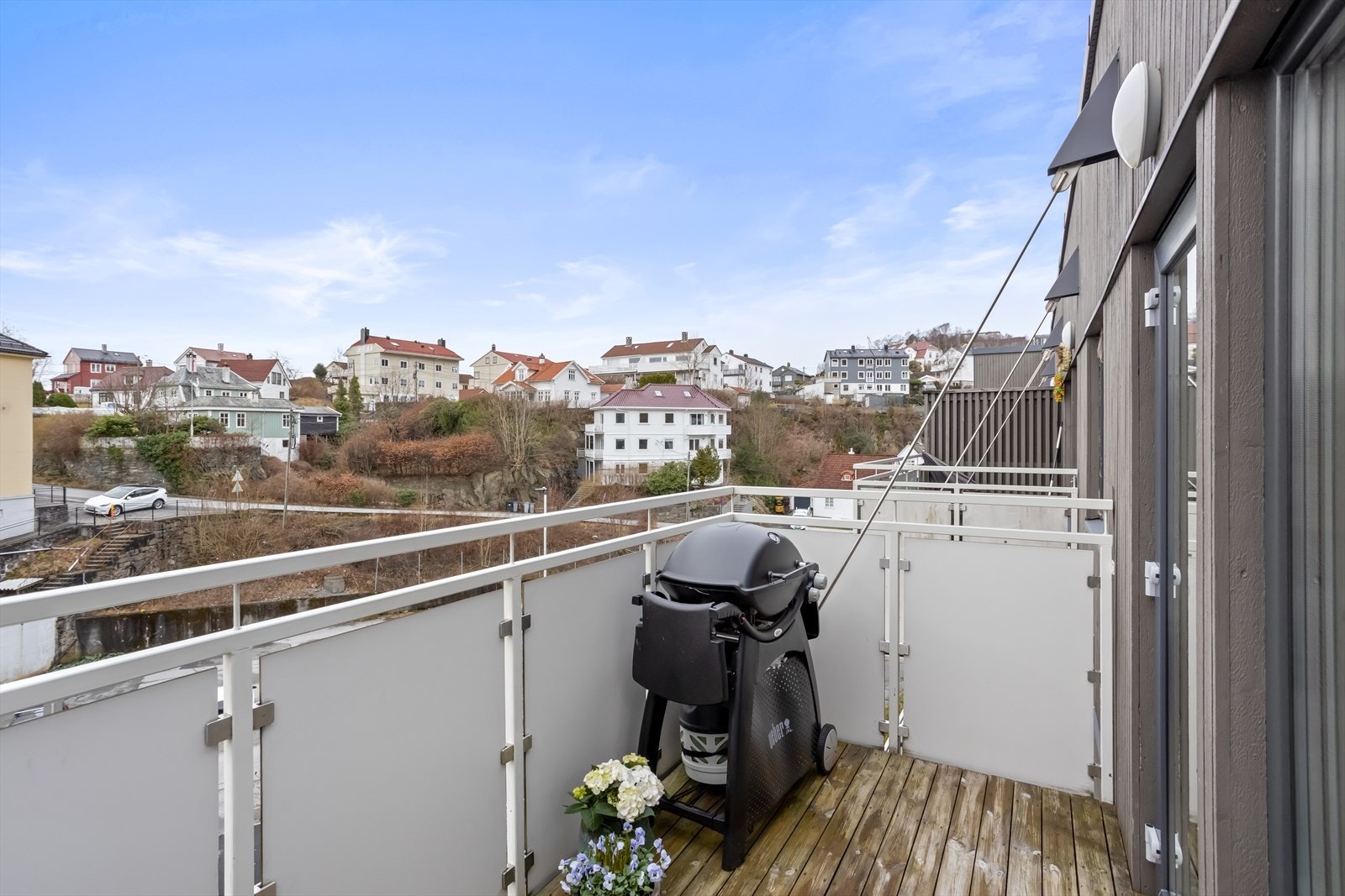 Fra balkongen er det svært gode solforhold. På det meste er det sol fra klokken 11 til klokken 21. Galleribilde