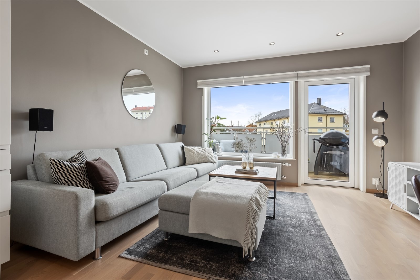 Det er store vindusflater som slipper inn godt med dagslys og gir en behagelig og luftig atmosfære. Galleribilde