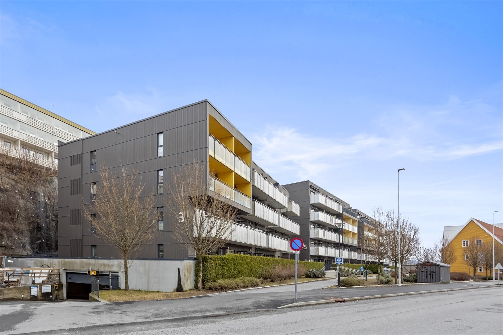 Det er et felles garasjeanlegg under bygget med 54 parkeringsplasser. Det følger ikke fast garasjeplass med denne leiligheten. Galleribilde