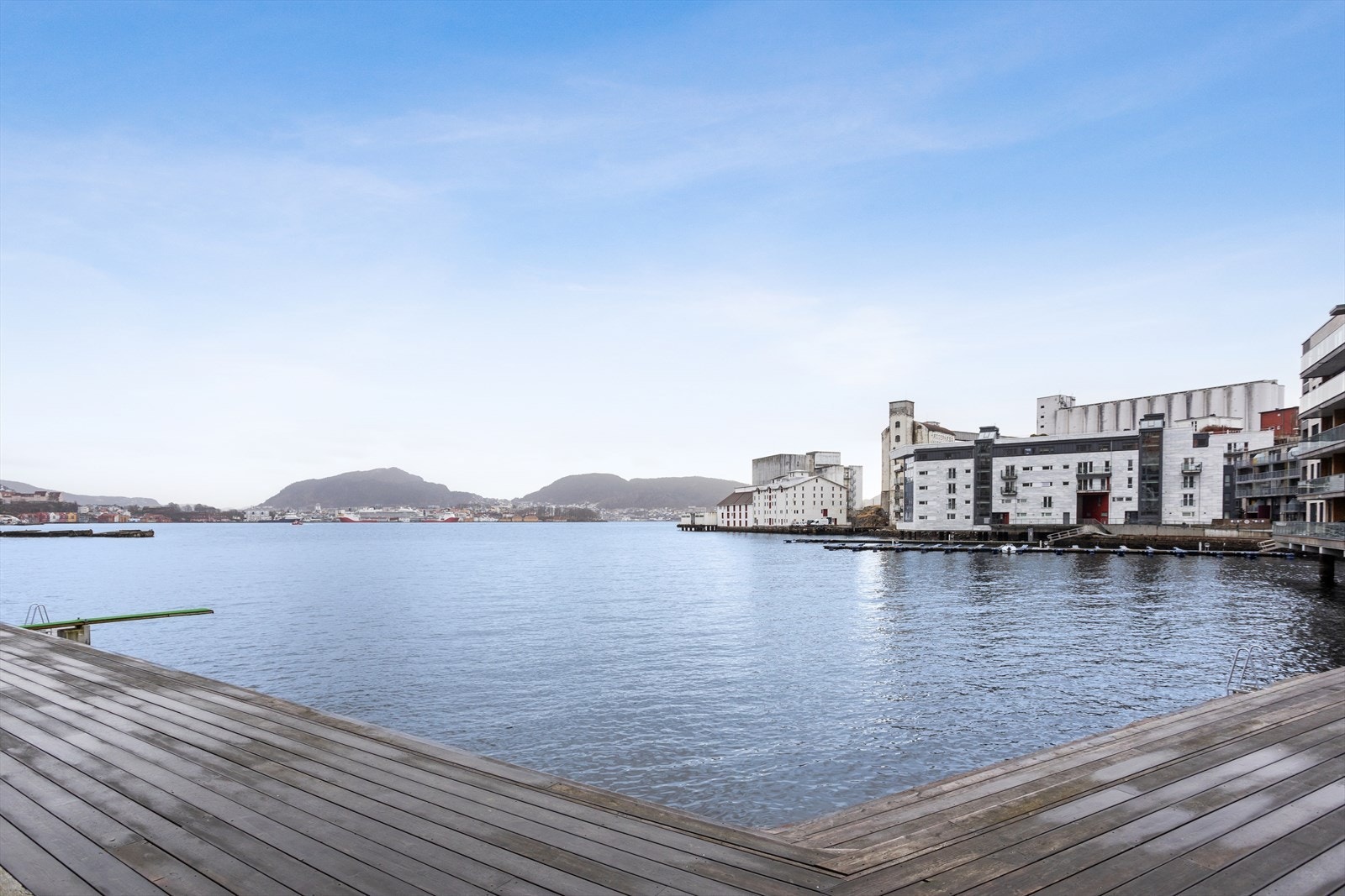 Idyllisk beliggenhet i naturskjønne og maritime omgivelser. Galleribilde