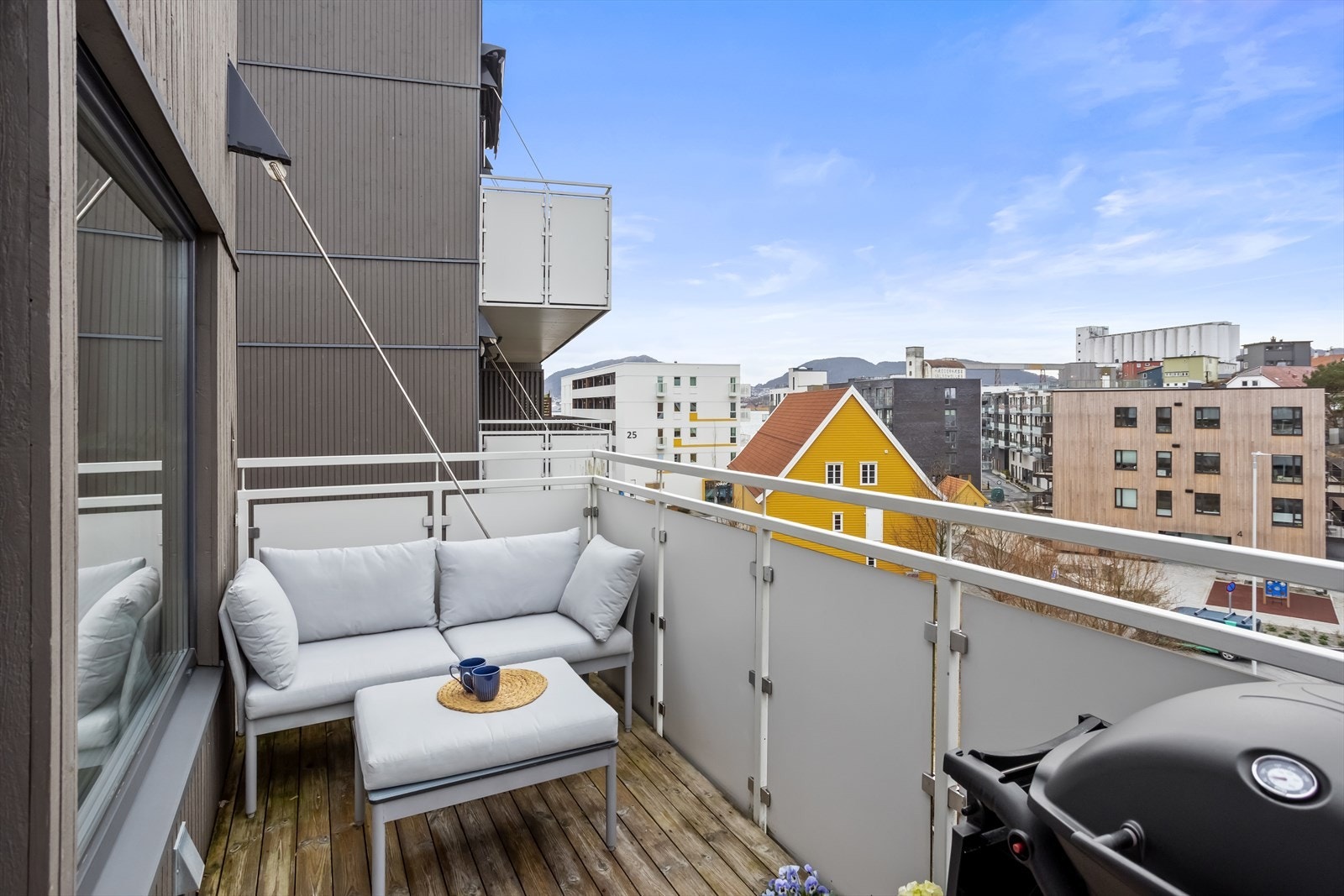 Her er det plass til diverse møblement, perfekt på varme sommerdager. Galleribilde