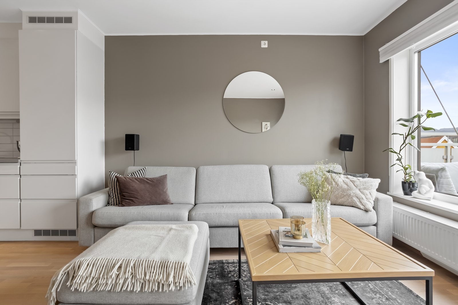 Stuen er malt i tidsriktige farger som gjør det lett å dekorere. Galleribilde