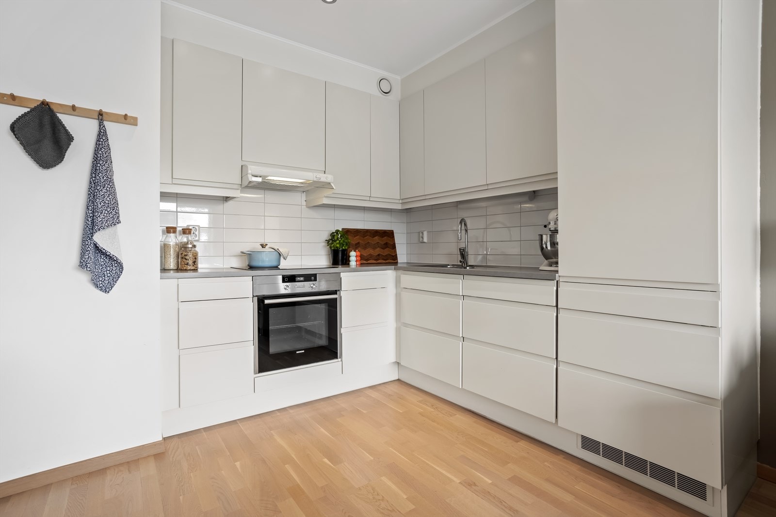 Laminat, slitesterk benkeplate, kjøleskap og oppvaskmaskin - alt du kan forvente av et velfungerende kjøkken. Galleribilde