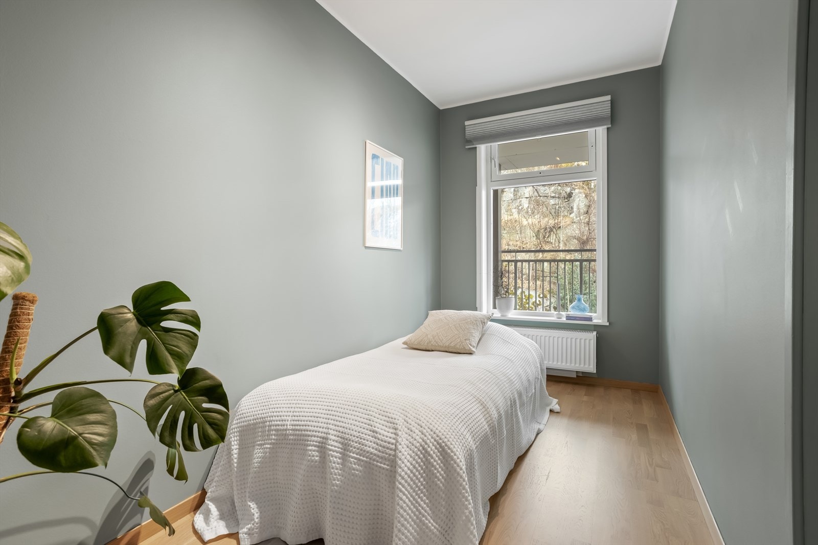 Soverom 2 har plass til seng, skrivepult, skap og kommode. Et ypperlig rom for gjester, barn - eller som et kombinert kontor- og hobbyrom. Galleribilde