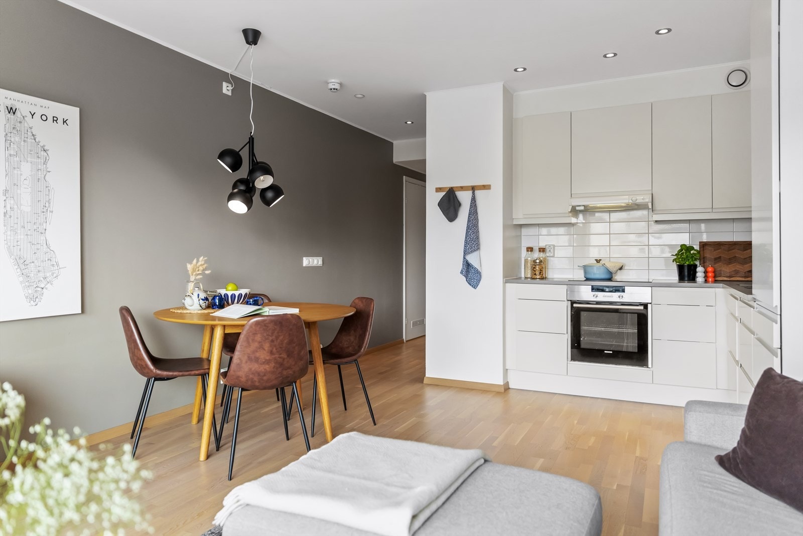 Kjøkkenet er innredet med lyse, slette fronter og plassbesparende løsninger - levert av HTH. Galleribilde