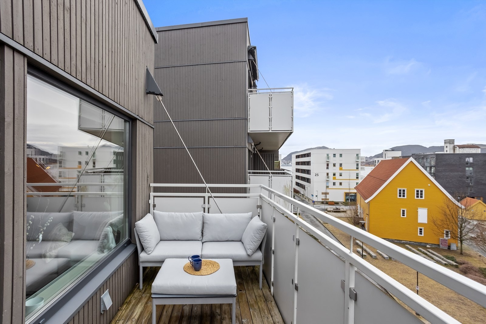 Fra stuen er det tilkomst til en flott og solrik balkong på ca. 7 m². Galleribilde