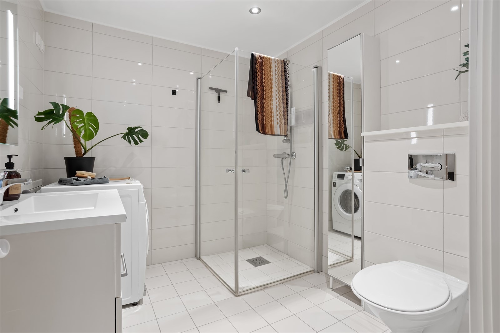 Lekkert baderom med keramiske fliser på gulv og vegger, og er ca. 5 m². Galleribilde