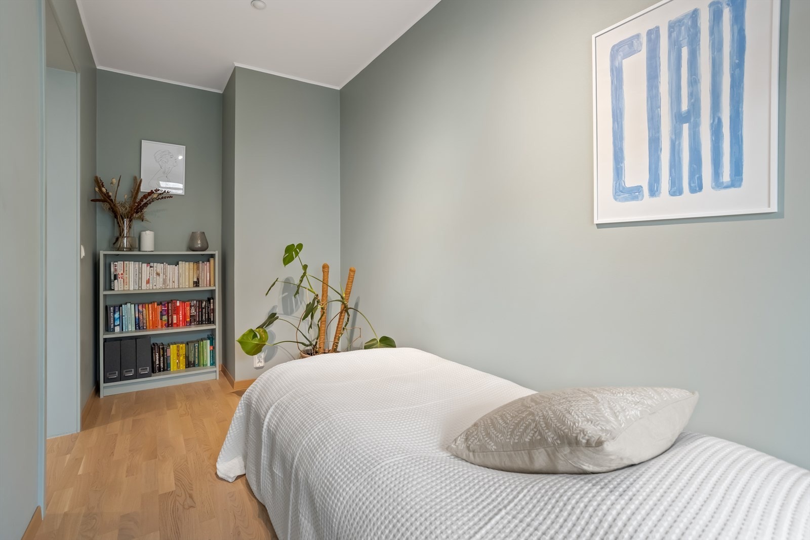 Begge soverommene har radiator og godt med lysinnslipp. Galleribilde