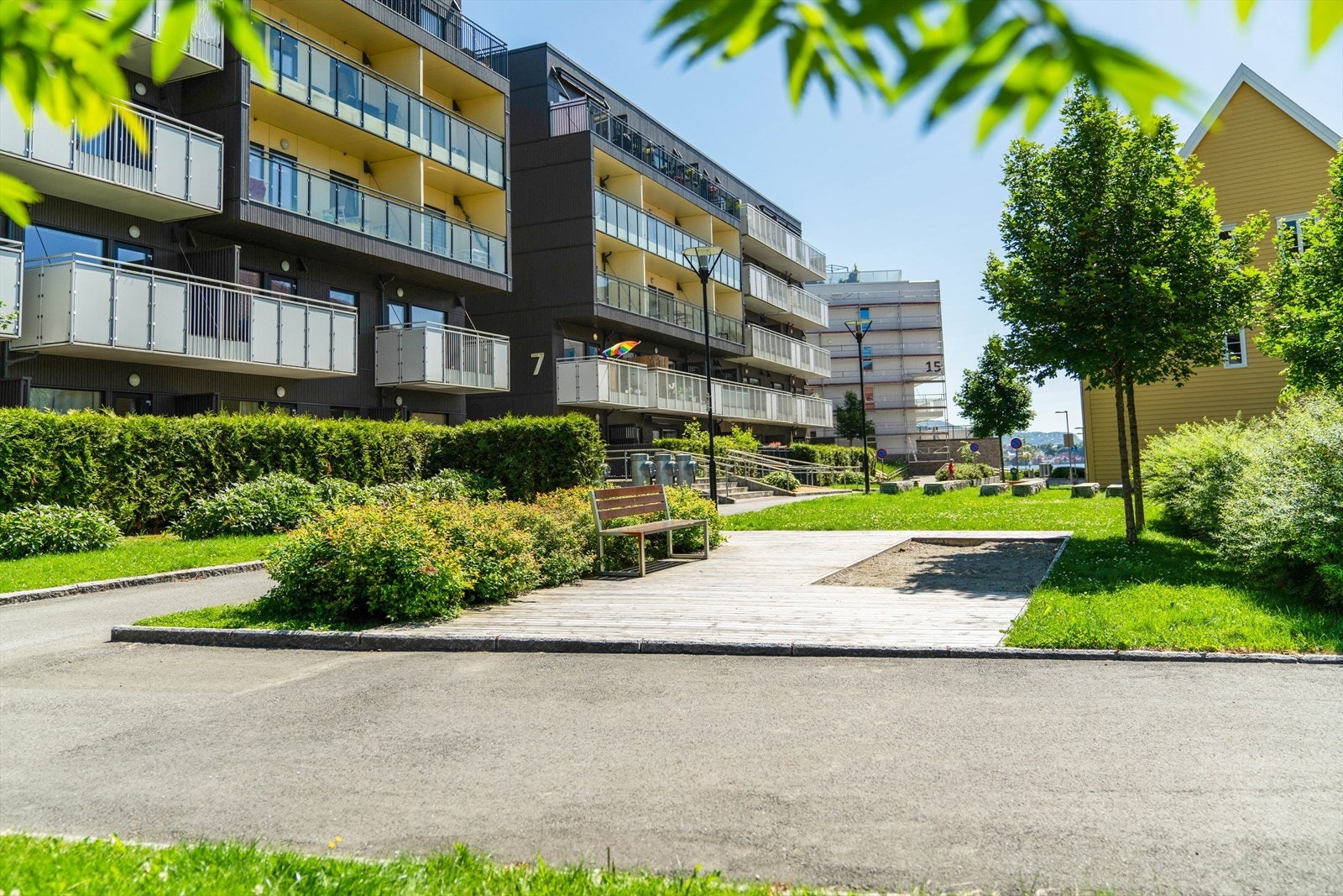 Uteområdet er pent opparbeidet med benker og interne stier. Galleribilde