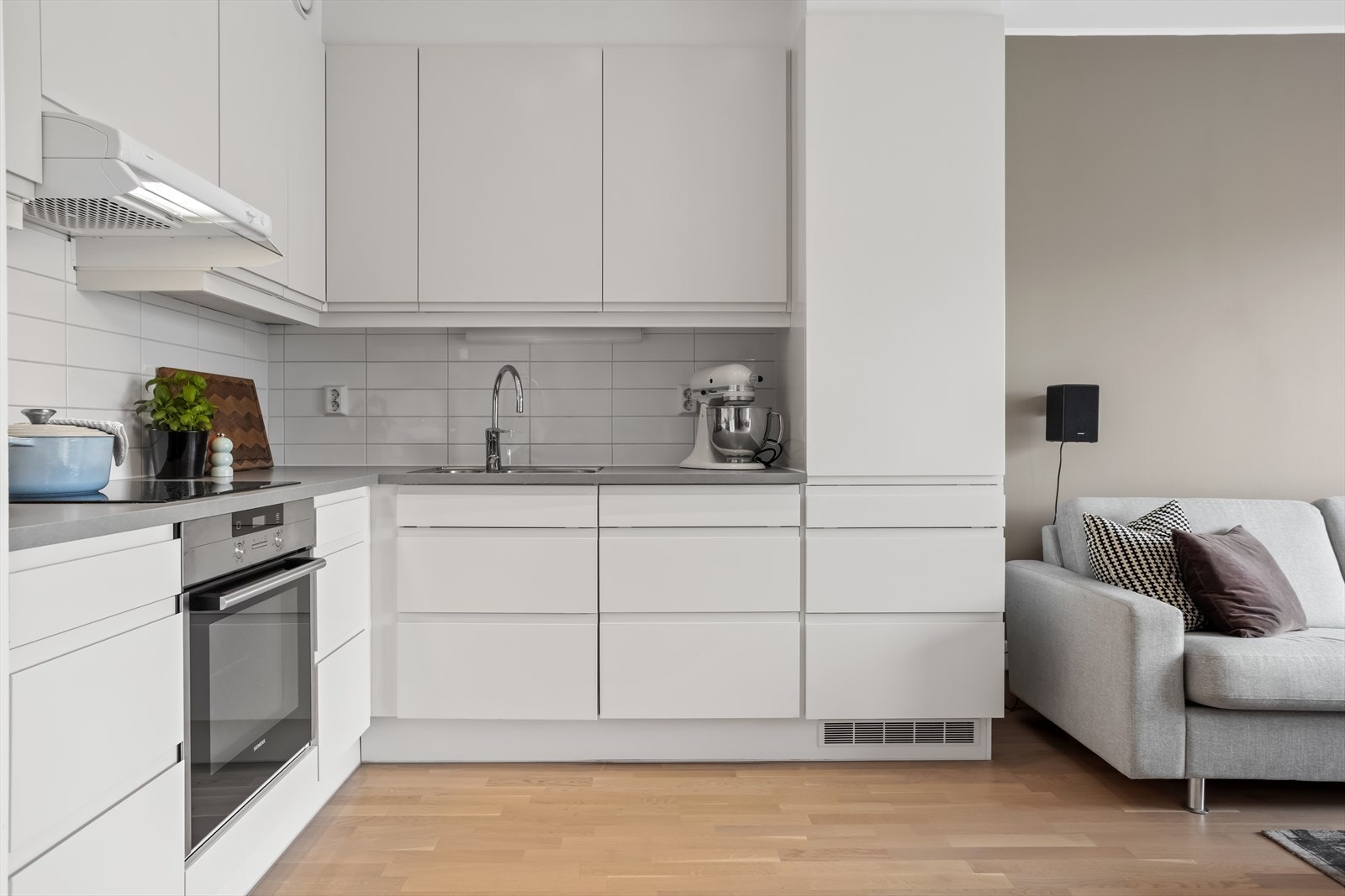 Her er det plass til både baking og hjelpende hender når middagen skal kokkeleres Galleribilde