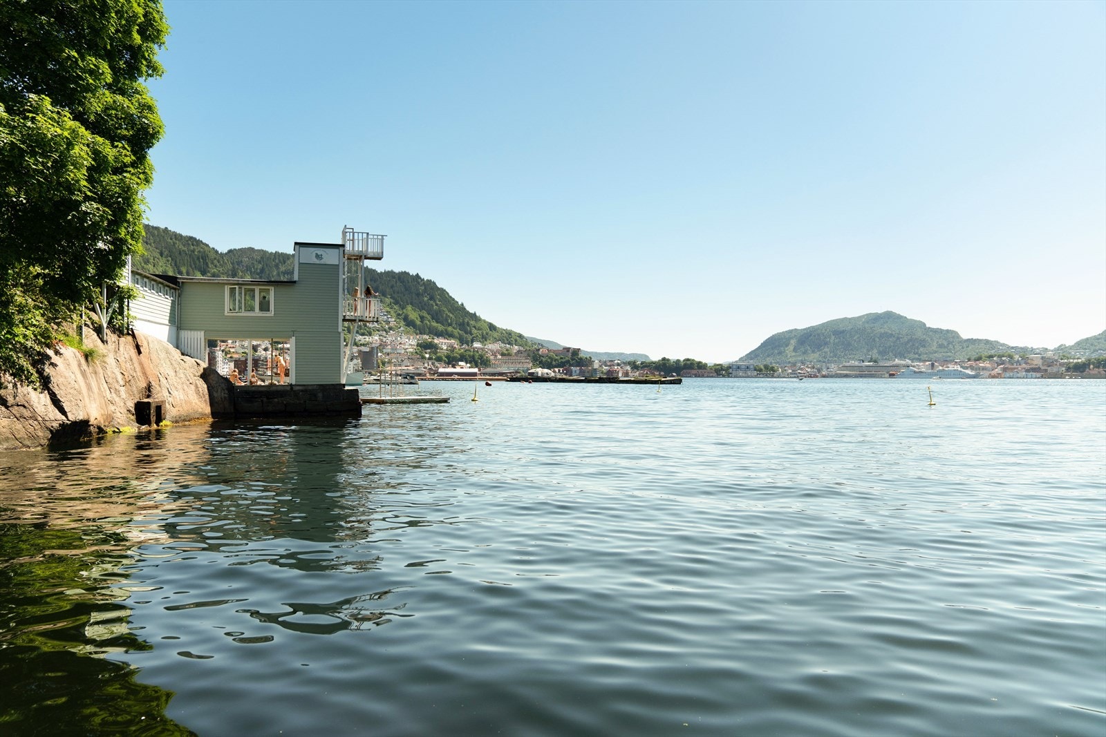 Sandviken sjøbad ligger like ved eiendommen. Galleribilde