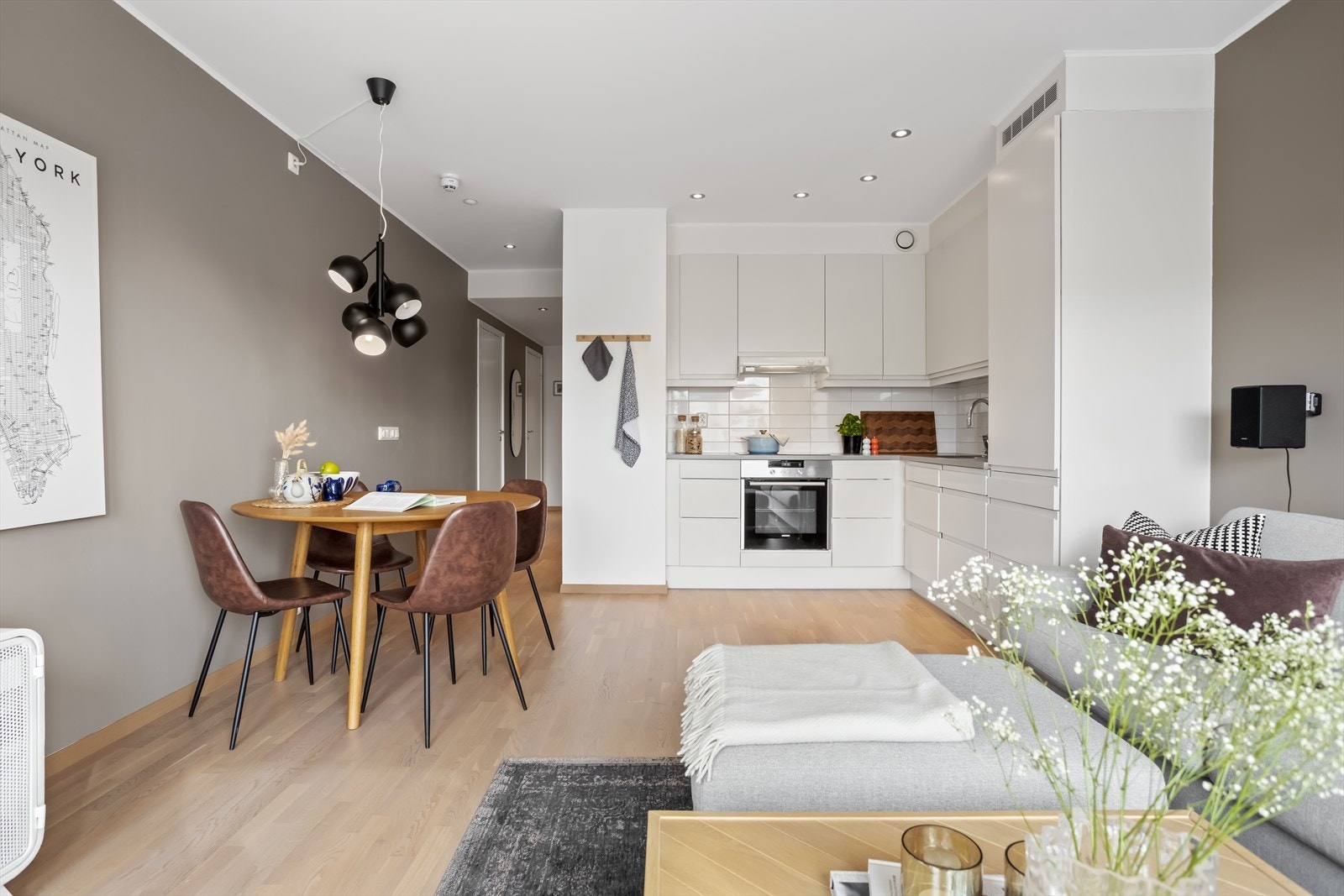 Oppholdsrommet har parkett på gulv, malte platekledning på vegger og downlights og lamper i himling. Galleribilde