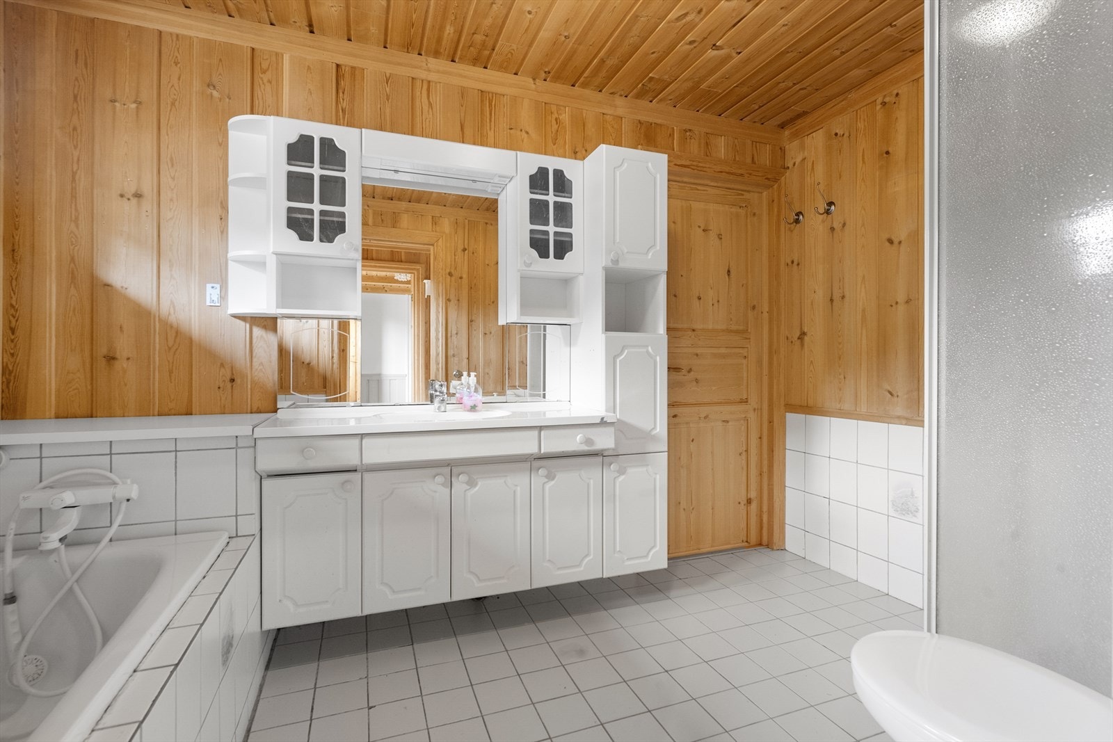 Badet i 1. etasje er av god størrelse, her er det flis på gulv med varme. Galleribilde