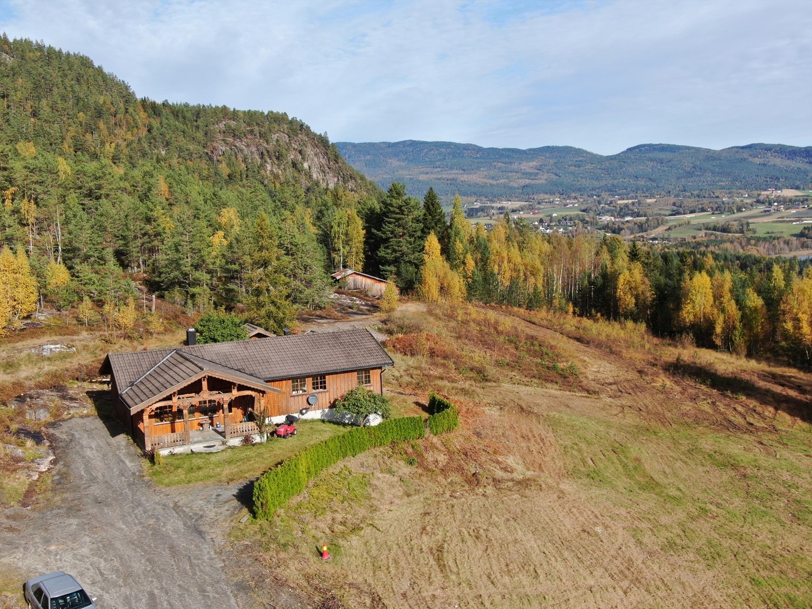 I Gvarv sentrum er det barnehager og 10-årig skoletilbud ved Gvarv skole. Skolen er oppgradert med nytt skolebygg og uteområde som stod ferdig til skolestart høsten 2021. Kort vei er det også til dagligvareforretningene Kiwi og Coop Prix. Galleribilde