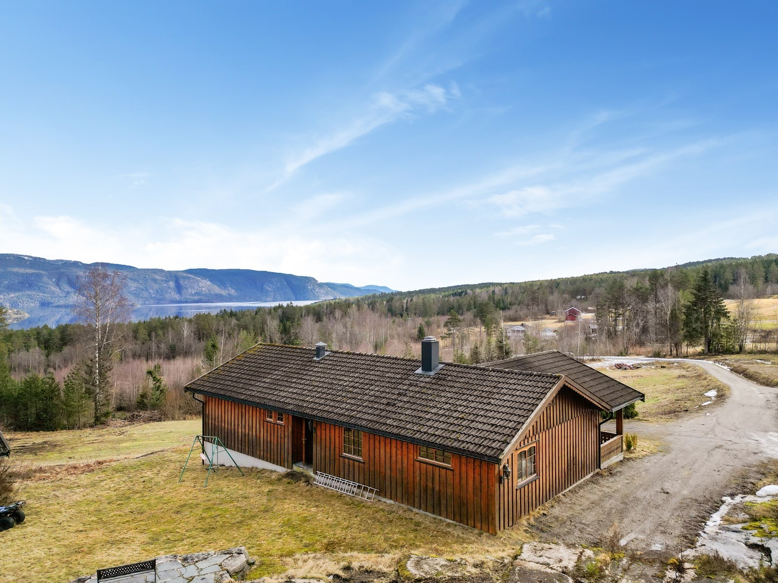 Eiendommen har landlig beliggenhet med utsikt til vakre Norsjø. Galleribilde