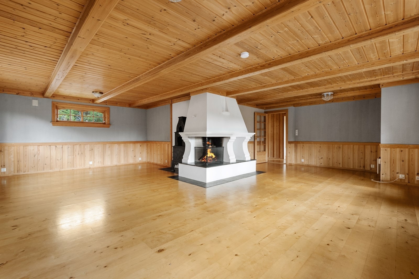 Her har du en romslig vinkelstue med god plass til møblering i ulike soner. Galleribilde