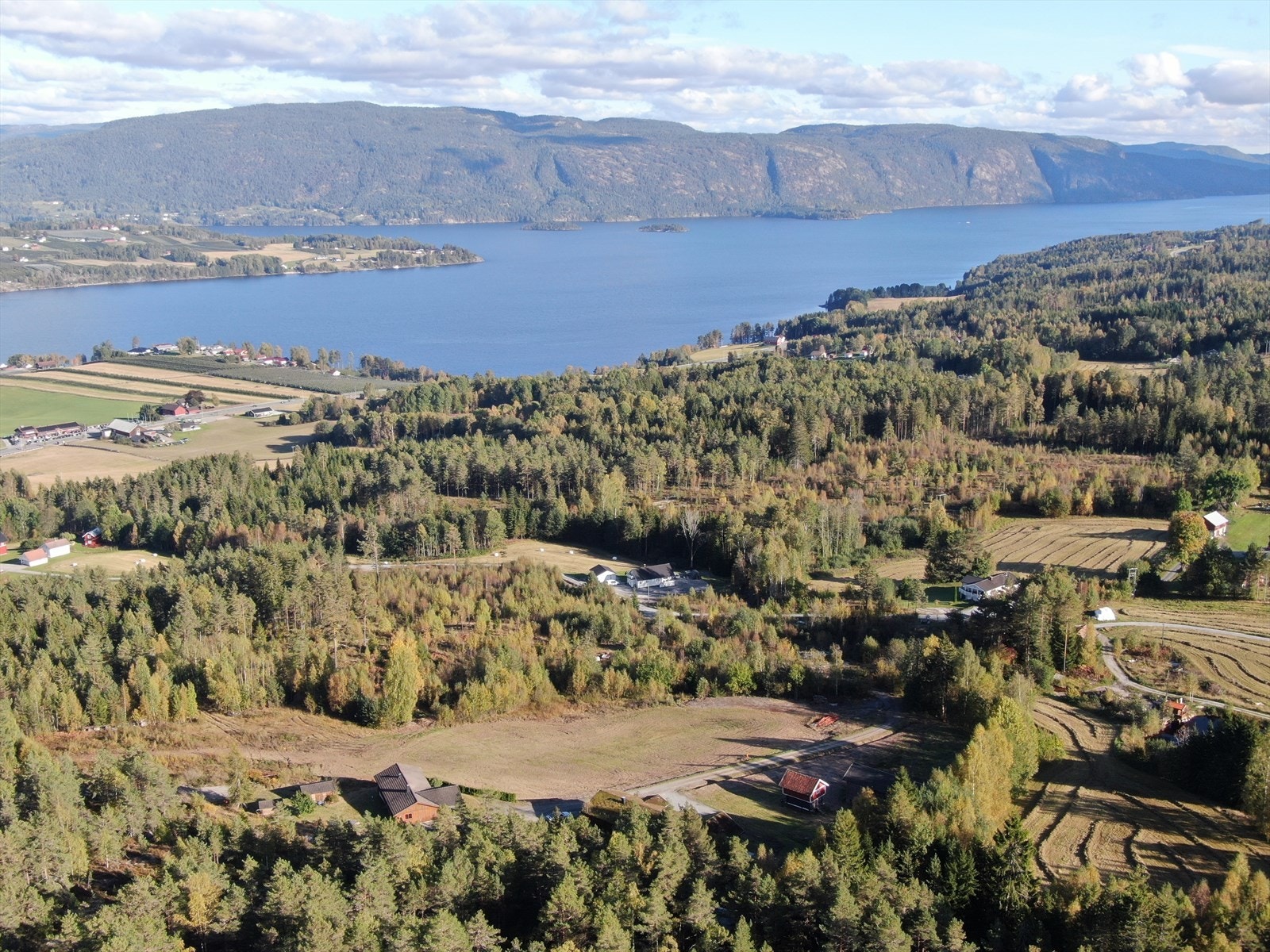 Eiendommen ligger solrikt og landlig til på Årnes, sentralt men allikevel godt tilbaketrukket fra RV36. Galleribilde