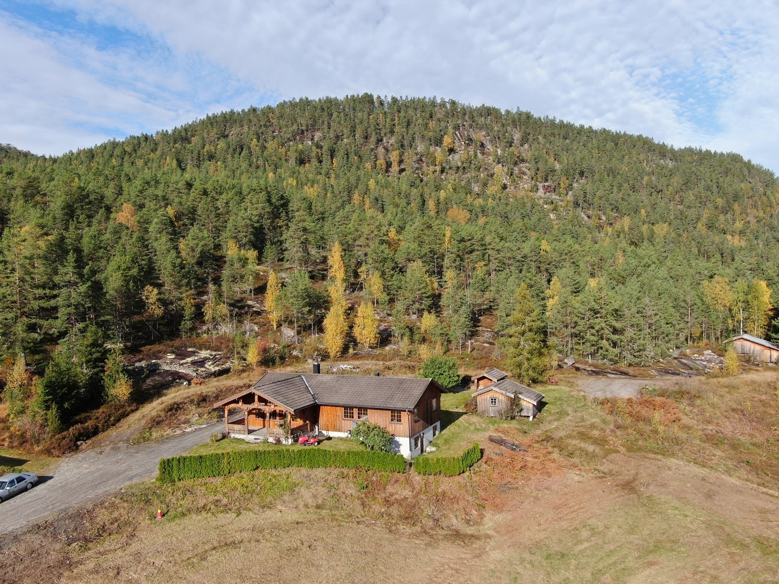 Fra eiendommen er det for øvrig ca. 8 km til Bø, som er Midt-Telemarks regionale senter, med et velutviklet handelstilbud. Bø har også et rikt utvalg av kultur- og fritidstilbud. Galleribilde