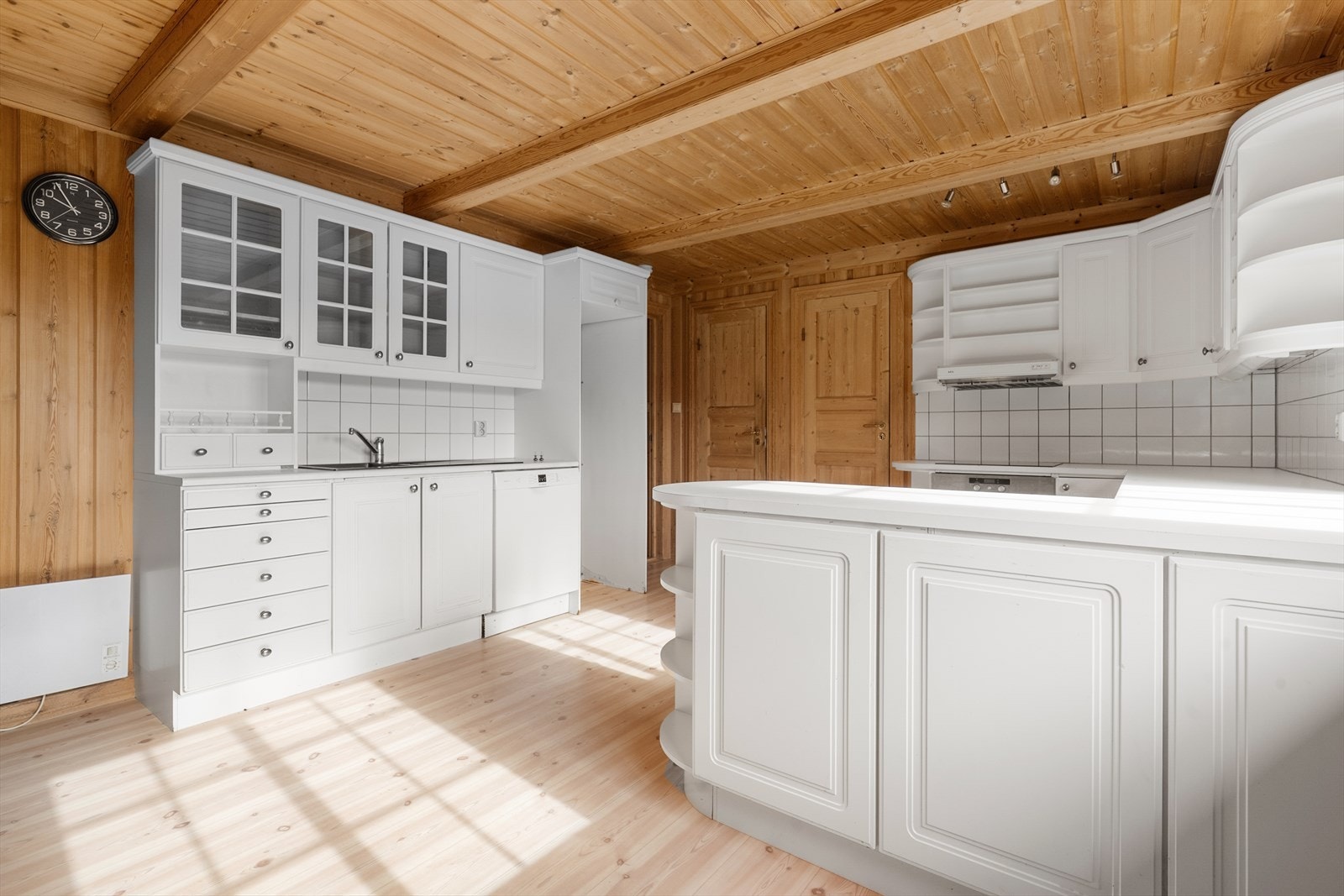 Innredningen har profilerte fronter og laminert benkeplate med nedfelt oppvaskkum. Galleribilde