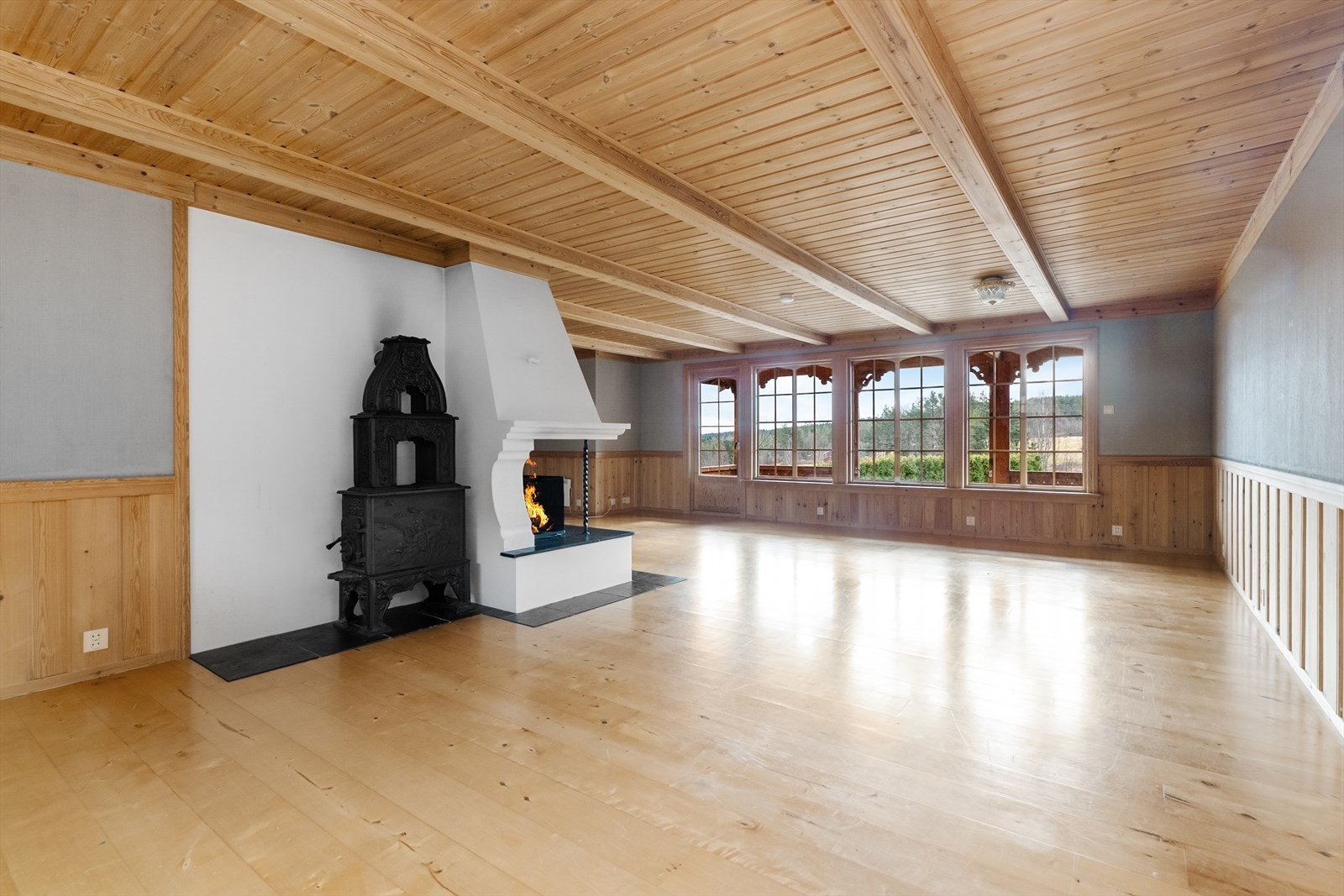 I stuen er det store vindusflater som slipper inn rikelig med naturlig lys, samt utgang til terrasse. Galleribilde