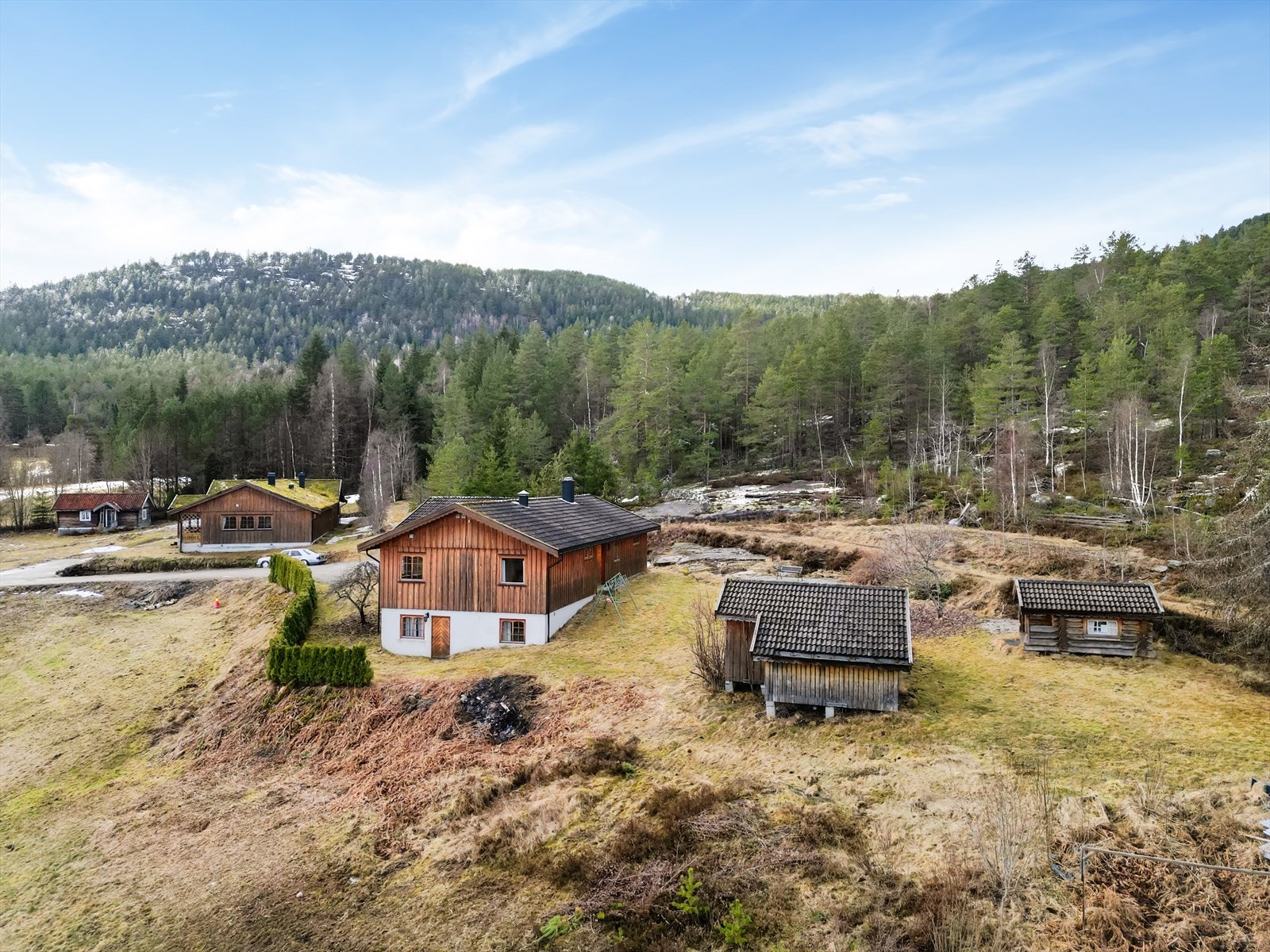 Boligen har en tomten på ca. 1 266,1 m², og ligger i enden av grusveien uten gjennomgangstrafikk. Galleribilde
