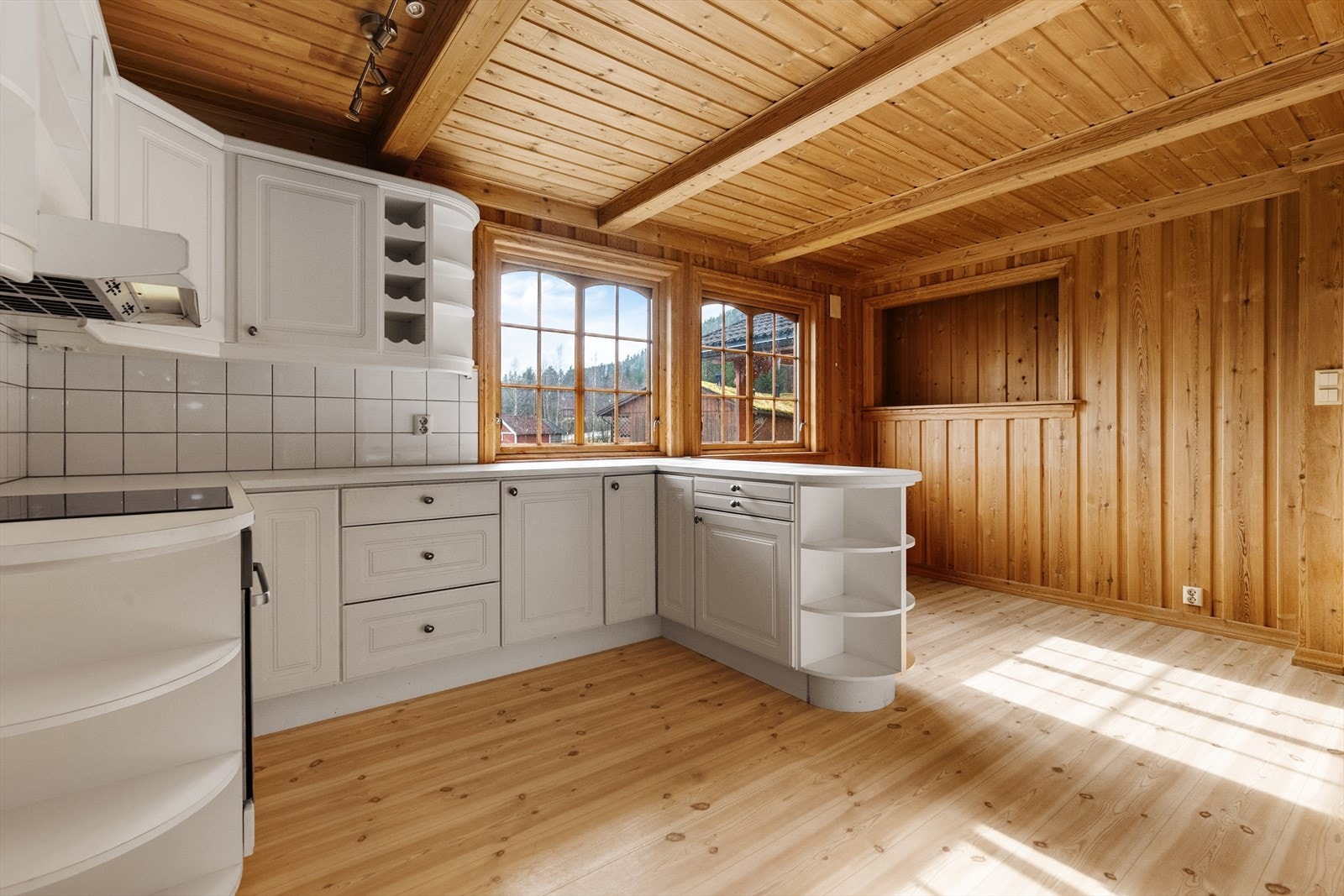 Kjøkkenet er romslig med god oppbevaringsplass i både over- og underskap, samt gode arbeidsflater generøs kjøkkenbenk. Galleribilde