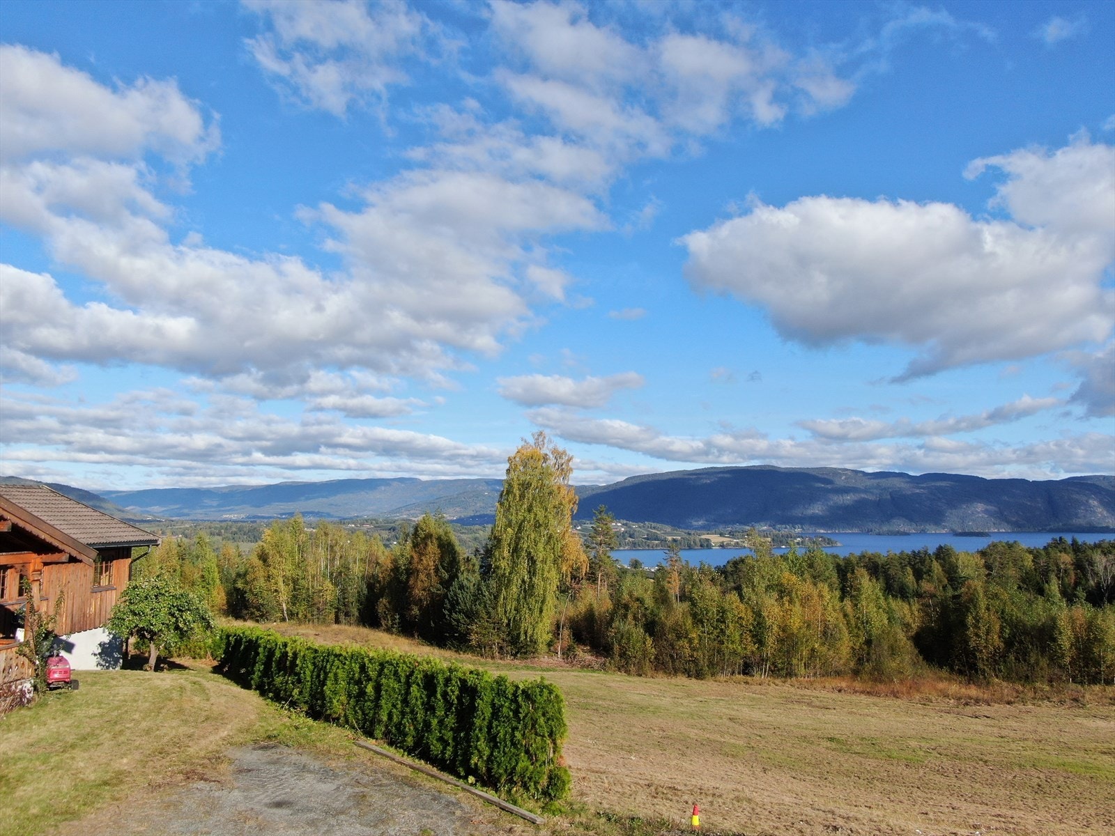 Fra boligen er det kort vei til velkjente Årnes Kafeteria, med en rikholdig meny av både tradisjonell og moderne mat. Like ved Aarnes Kafeteria er det flotte badeplasser og gode fiskemuligheter i idylliske Norsjø. Galleribilde