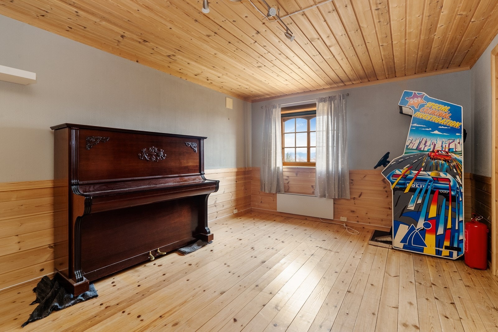 Romslig kjellerstue med god plass til møblering. Kjellerstue er innredet og omgjort uten at dette er søkt om og uten at nødvendig godkjennelse er gitt av kommunen. Galleribilde