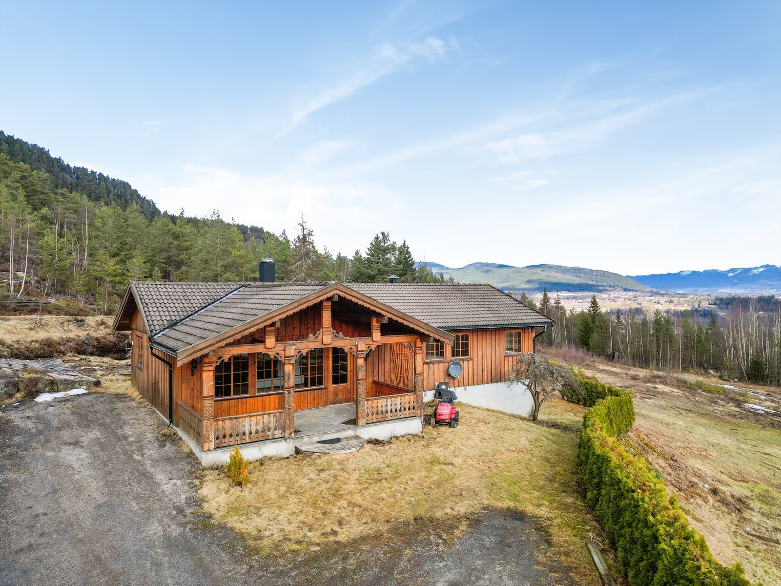 Eiendommen ligger ca. 5 km. fra Gvarv sentrum som er et trivelig tettsted ved den nordlige enden av innsjøen Norsjø som er kjent som fruktbygda med sine tusenvis av frukttrær i fruktlandskap med epler, plommer og moreller. Galleribilde