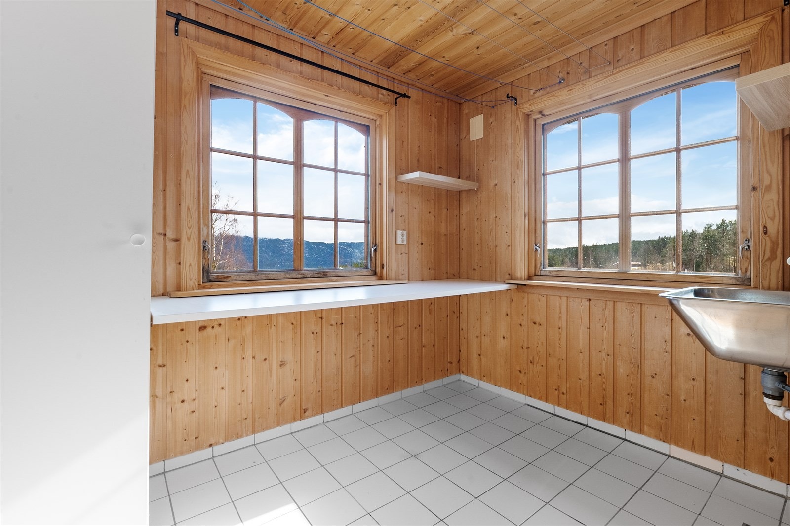 Vaskerom med store vindusflater og fin utsikt. Galleribilde