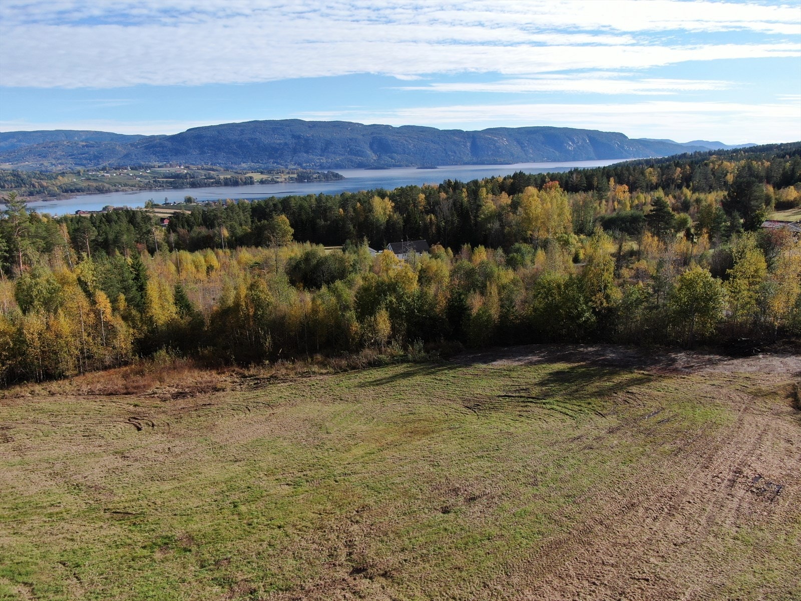 Drømmer du om å bo landlig, med kort vei til byens tilbud er dette en eiendom for deg ! Galleribilde