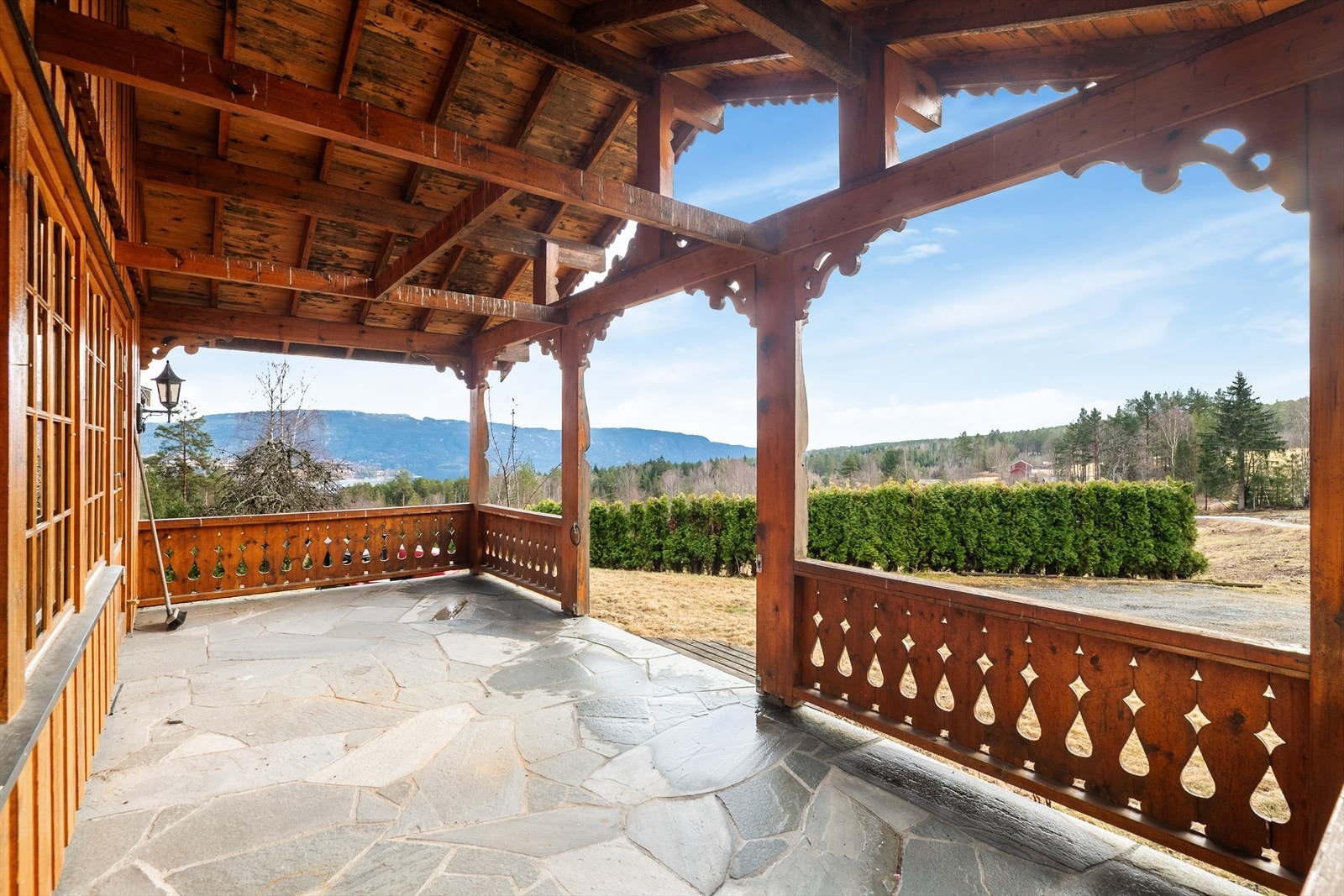 Boligen har en romslig overbygget terrasse med skiferheller, hvor det er god plass til utemøblement og flott utsikt mot Norsjø. Galleribilde