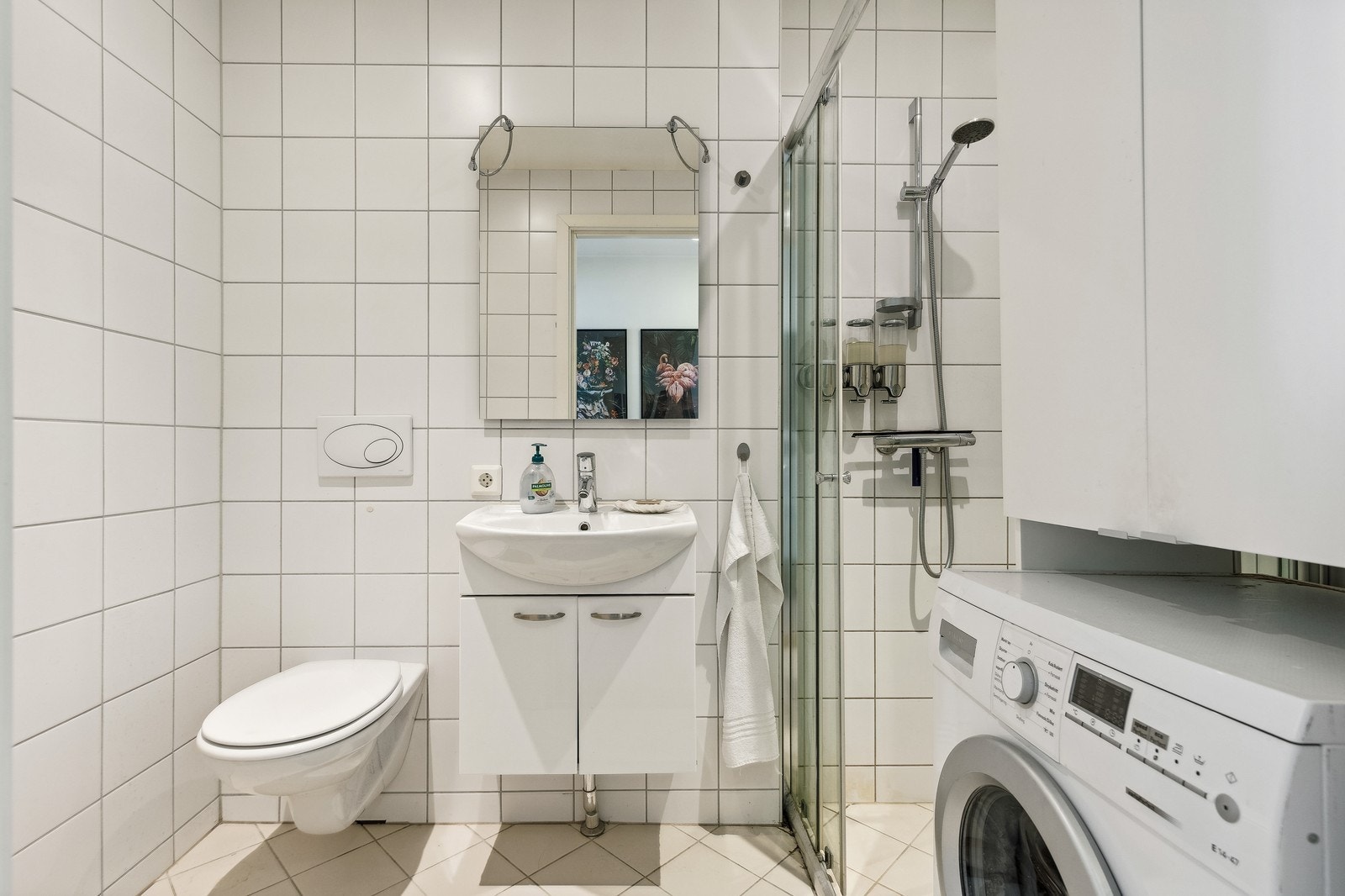 Pent flislagt bad med opplegg for vaskemaskin. Galleribilde