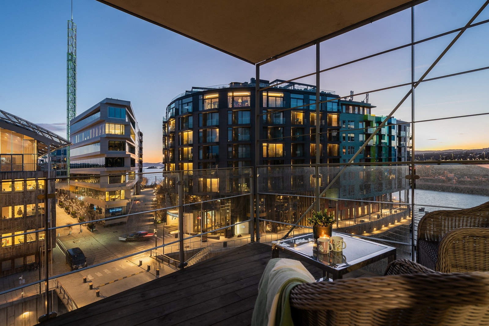 Balkongen, med sine nye terrassebord fra 2021, er et ideelt sted å nyte kveldsstemningen og utsikten over vannet. Galleribilde