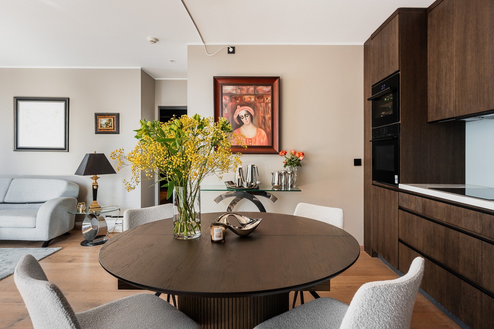 Den åpne løsningen mellom kjøkken og stue skaper et naturlig samlingspunkt, perfekt for både matlaging og sosialisering. Galleribilde