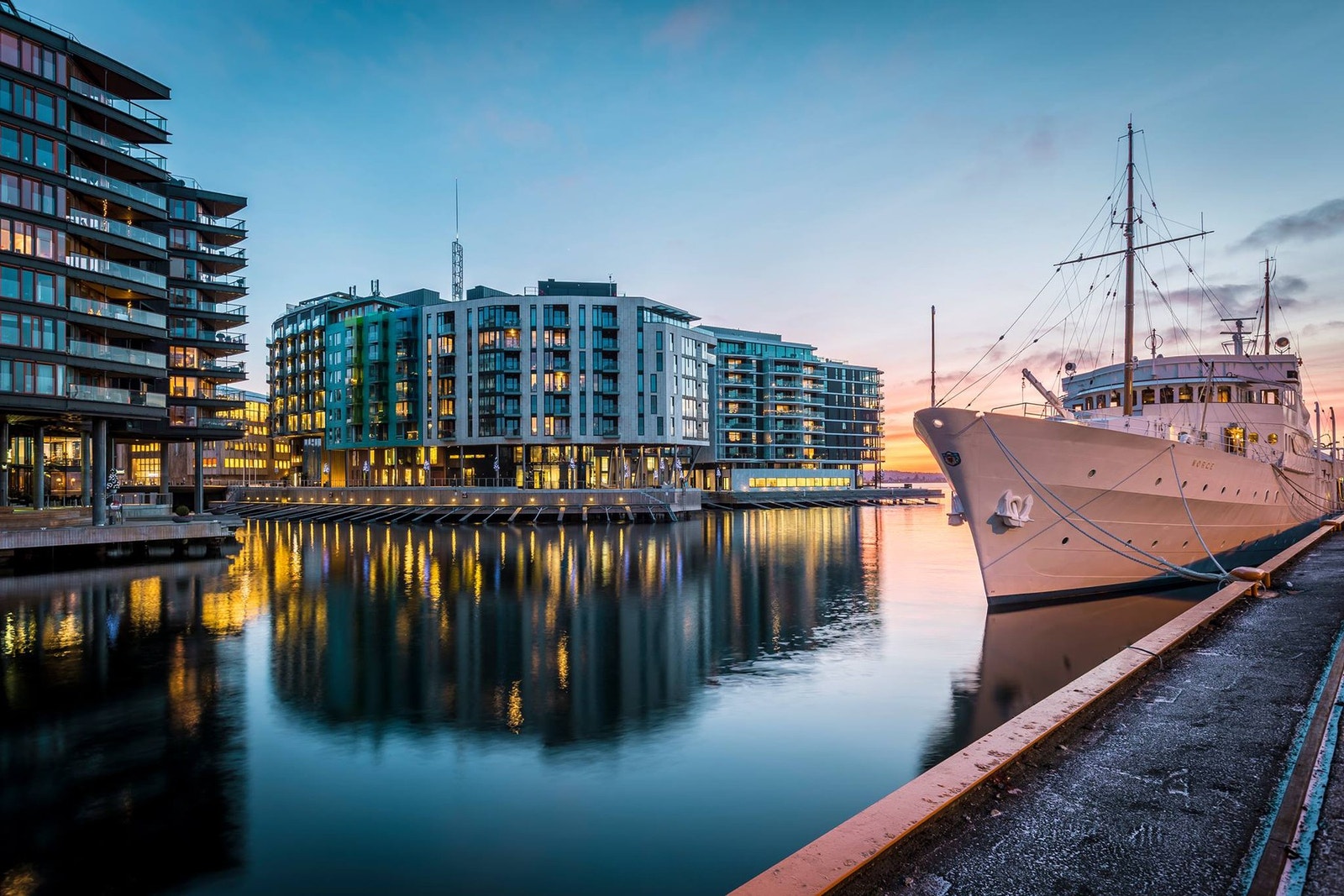 Den private båthavnen og gjestehavnen på Odden forsterker den maritime livsstilen Tjuvholmen tilbyr. Galleribilde