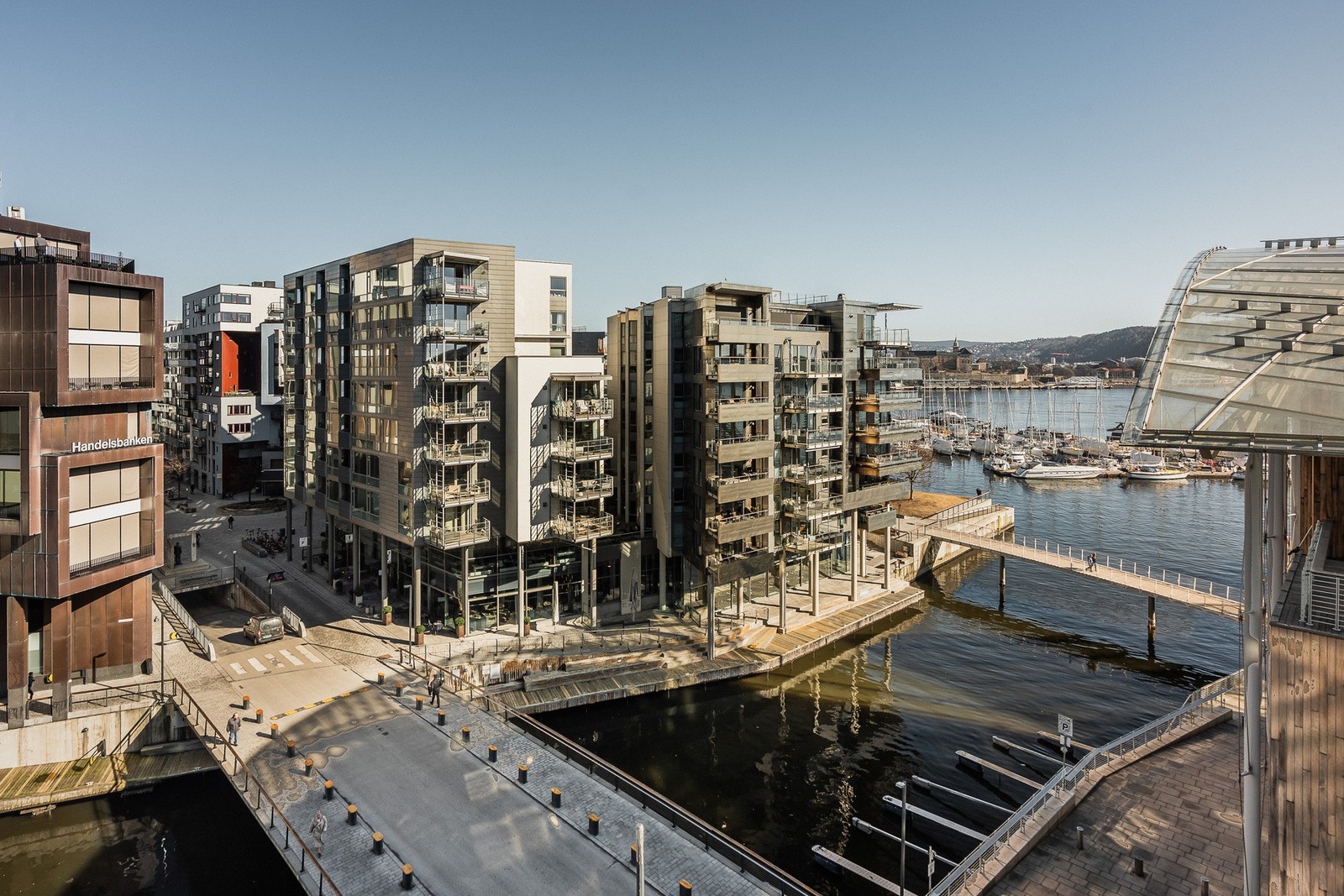 Tjuvholmen er kjent for sin moderne arkitektur og eksklusive beliggenhet ved vannkanten, med et rikt servicetilbud rett utenfor døren. Galleribilde