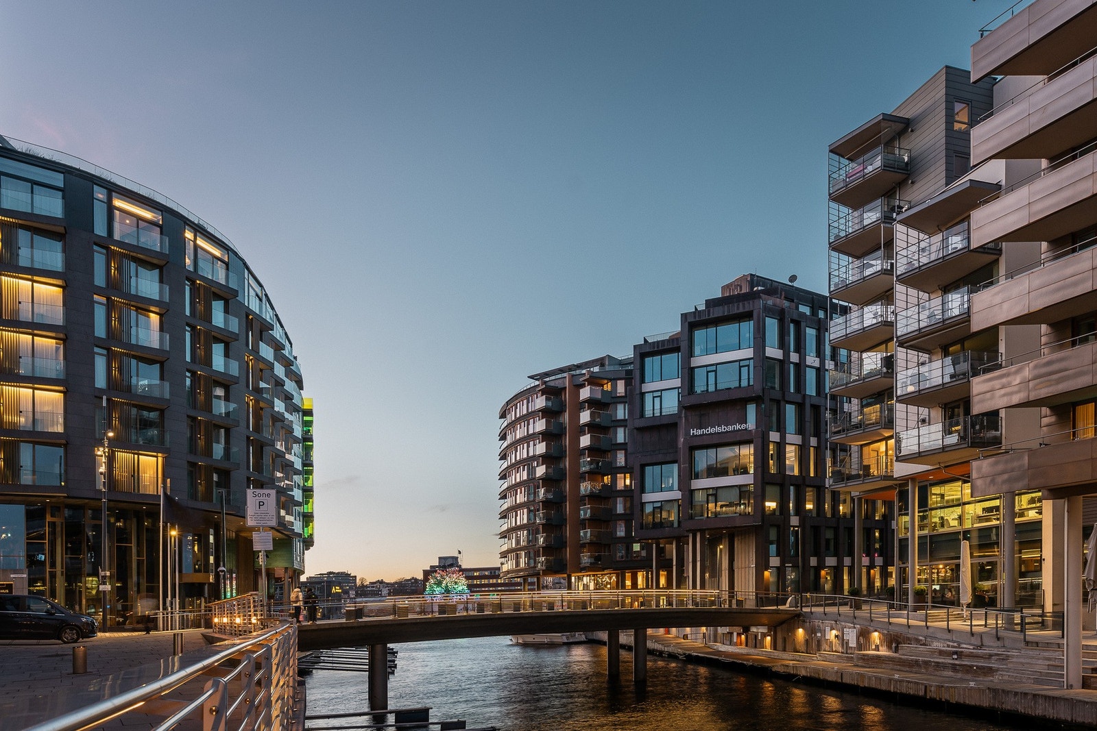 Tjuvholmen er sømløst forbundet med Aker Brygge via en bro, noe som gir enkel tilgang til et bredere utvalg av butikker og underholdning. Galleribilde