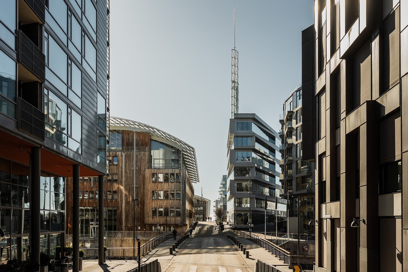 Det umiddelbare området rundt Olav Selvaags Plass 4 er bilfritt, noe som bidrar til et rolig og fotgjengervennlig miljø. Galleribilde