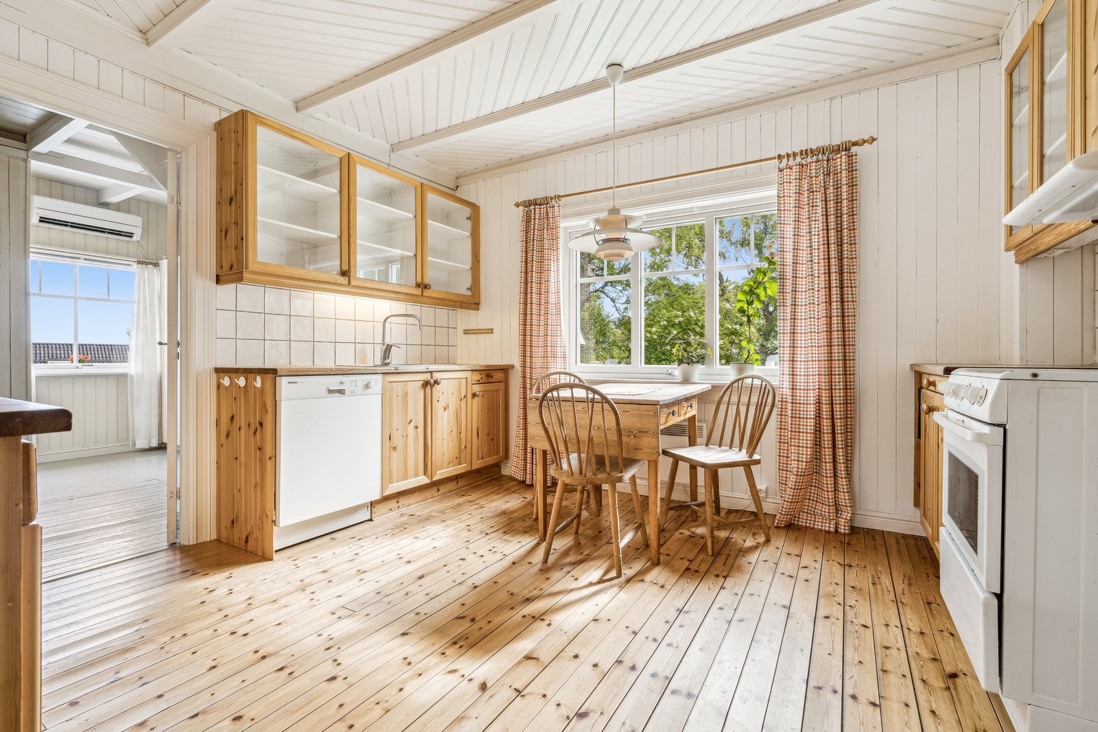 Kjøkkenet er romslig. Galleribilde