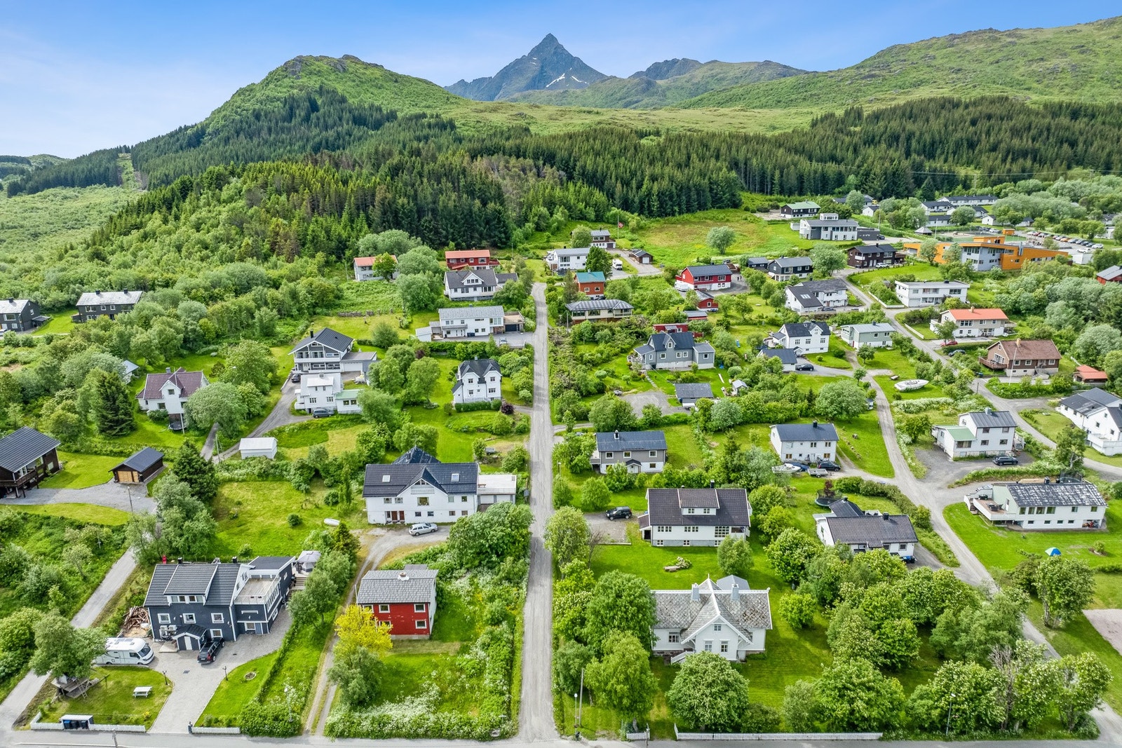 Rolig og stille nabolag, med kort vei til Leknes. Galleribilde